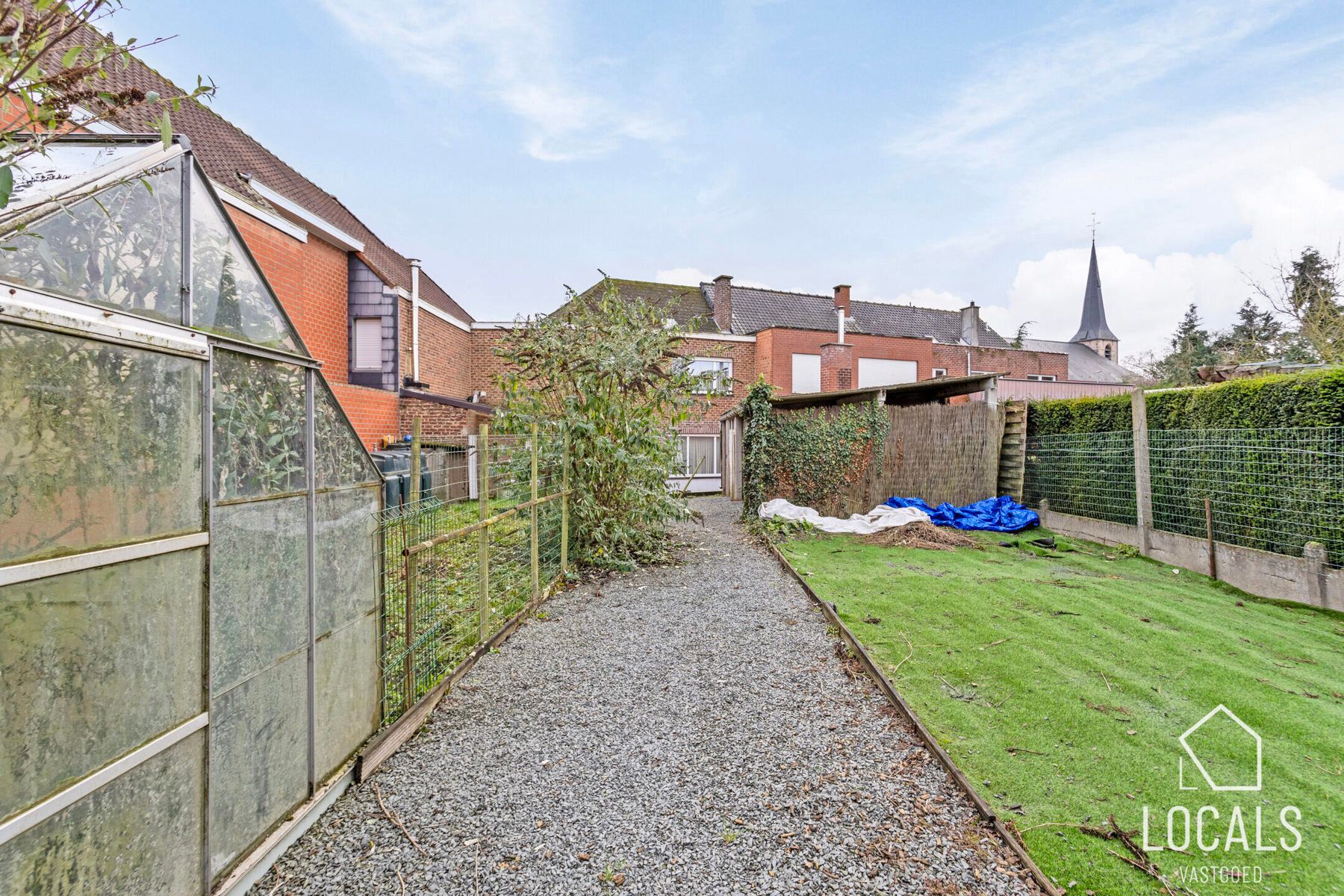 Woning met ruime tuin, 2 garages en 3 slaapkamers  foto 21