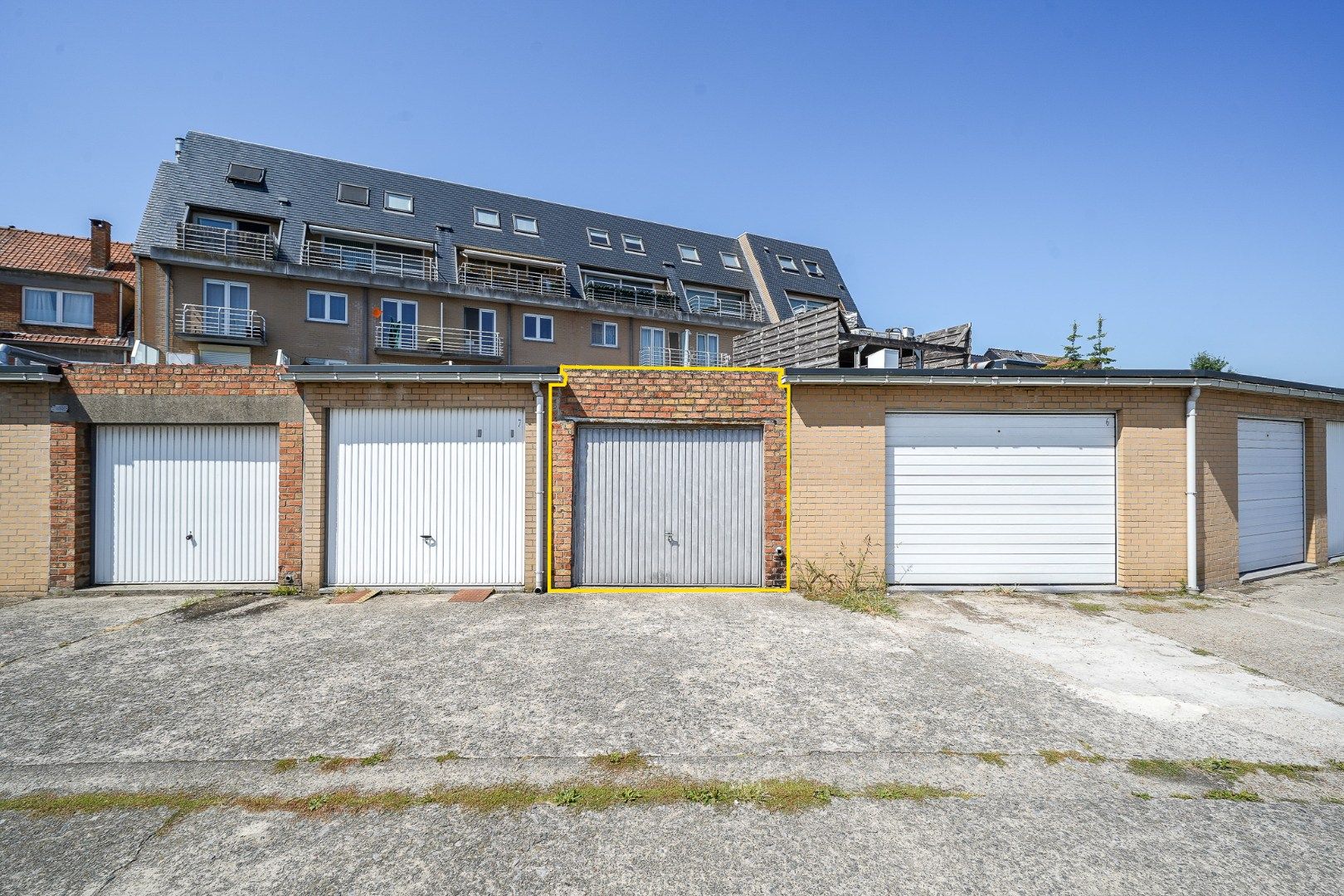 Garagebox op gunstige locatie te Bredene foto {{pictureIndex}}