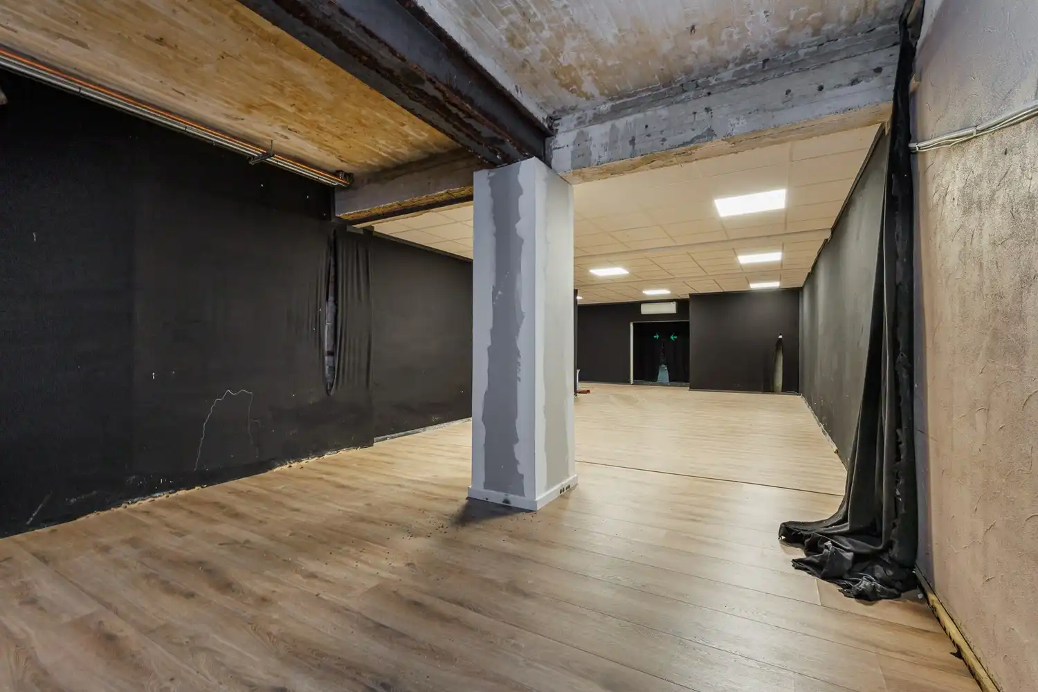 Uniek multifunctioneel gebouw met polyvalente ruimte (±300 m²) en gerenoveerde triplexwoning met terras. foto 7