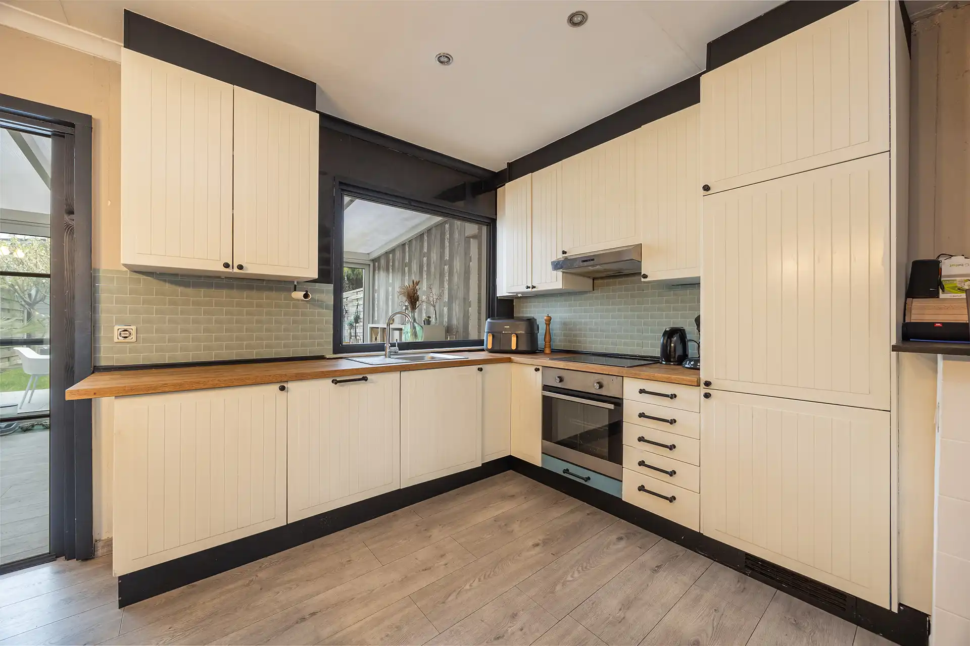 Instapklare woning met 4 slpk, veranda en tuin te Hemiksem! foto 5