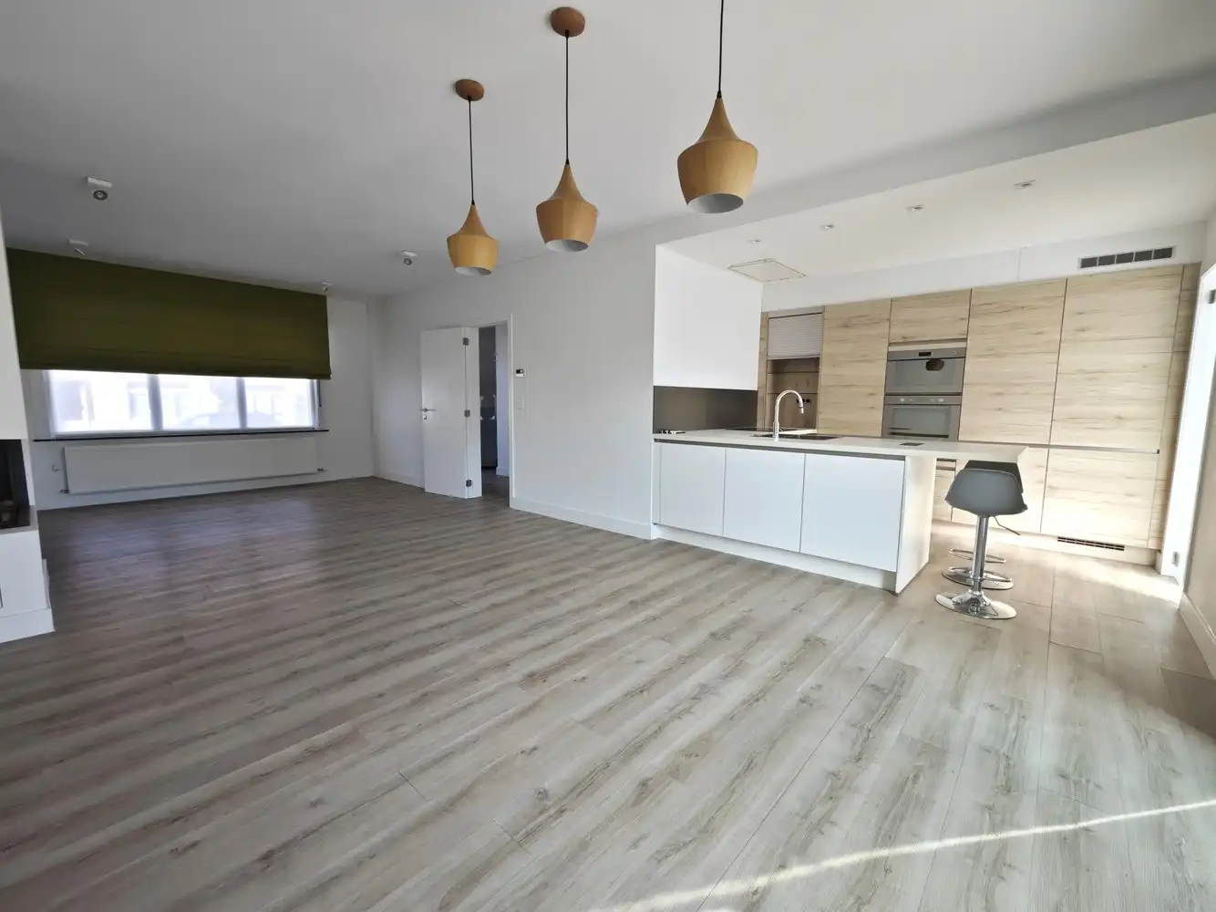 Volledig gerenoveerde stadswoning met 3 slpks en voll. aangelegde tuin foto 5