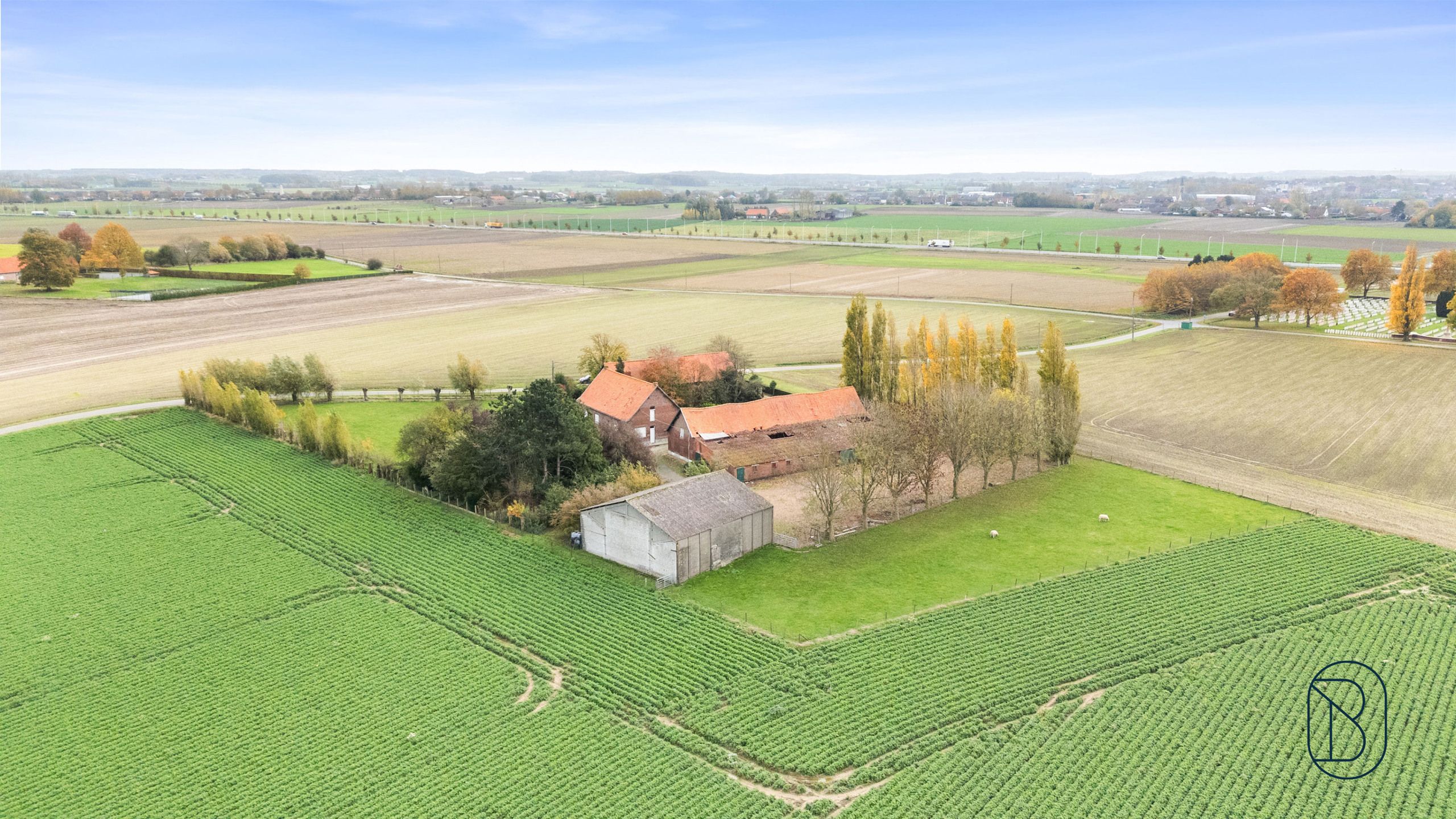 Unieke charmante vierkantshoeve op 1 hectare grond te Ieper foto 3