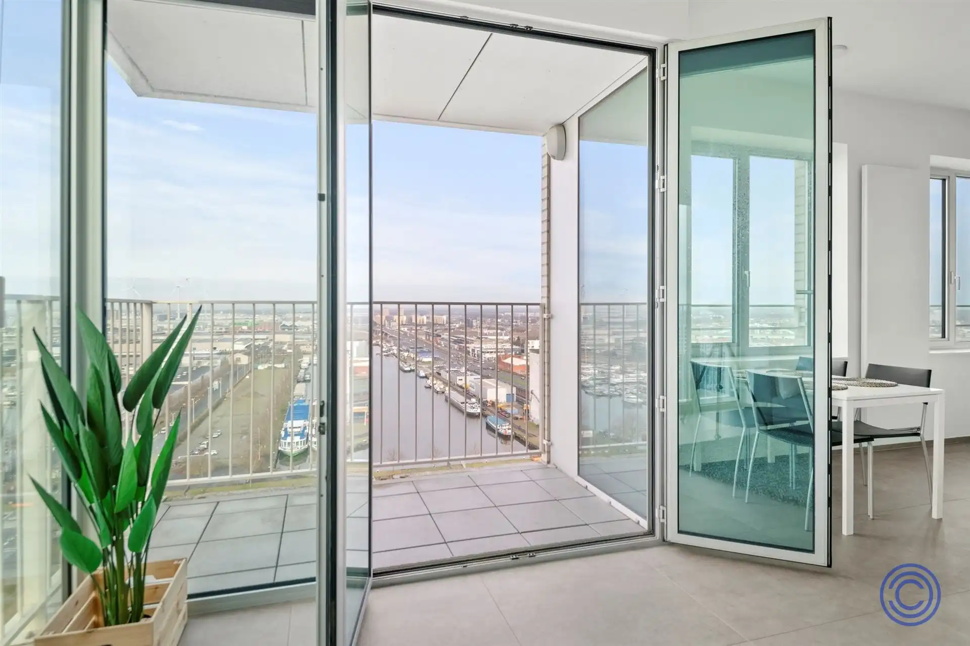 Luxueuze flat met terras - uniek uitzicht over Antwerpen! foto {{pictureIndex}}