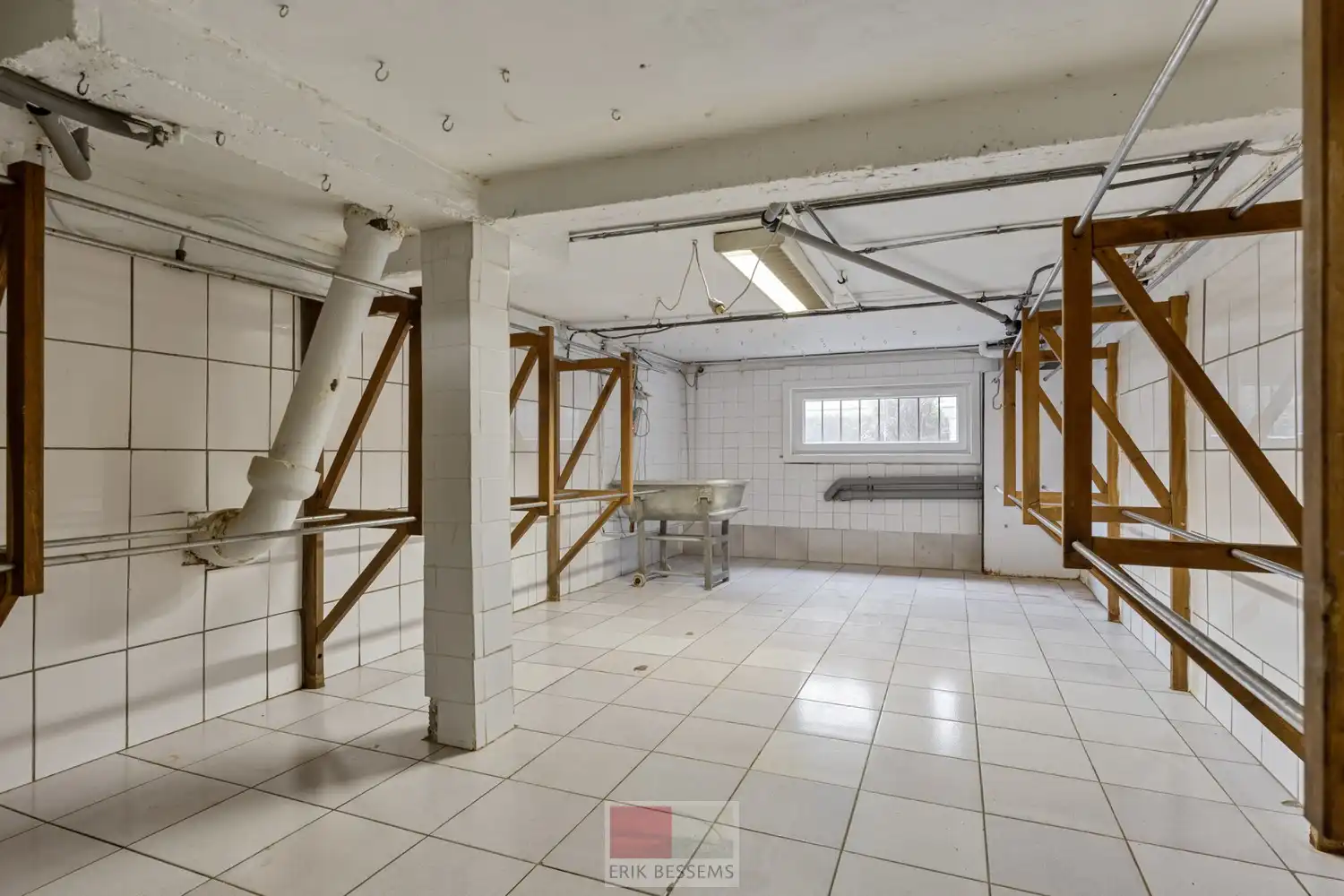 Charmante, op te frissen woning met 4 slaapkamers en inpandige garage. foto 32