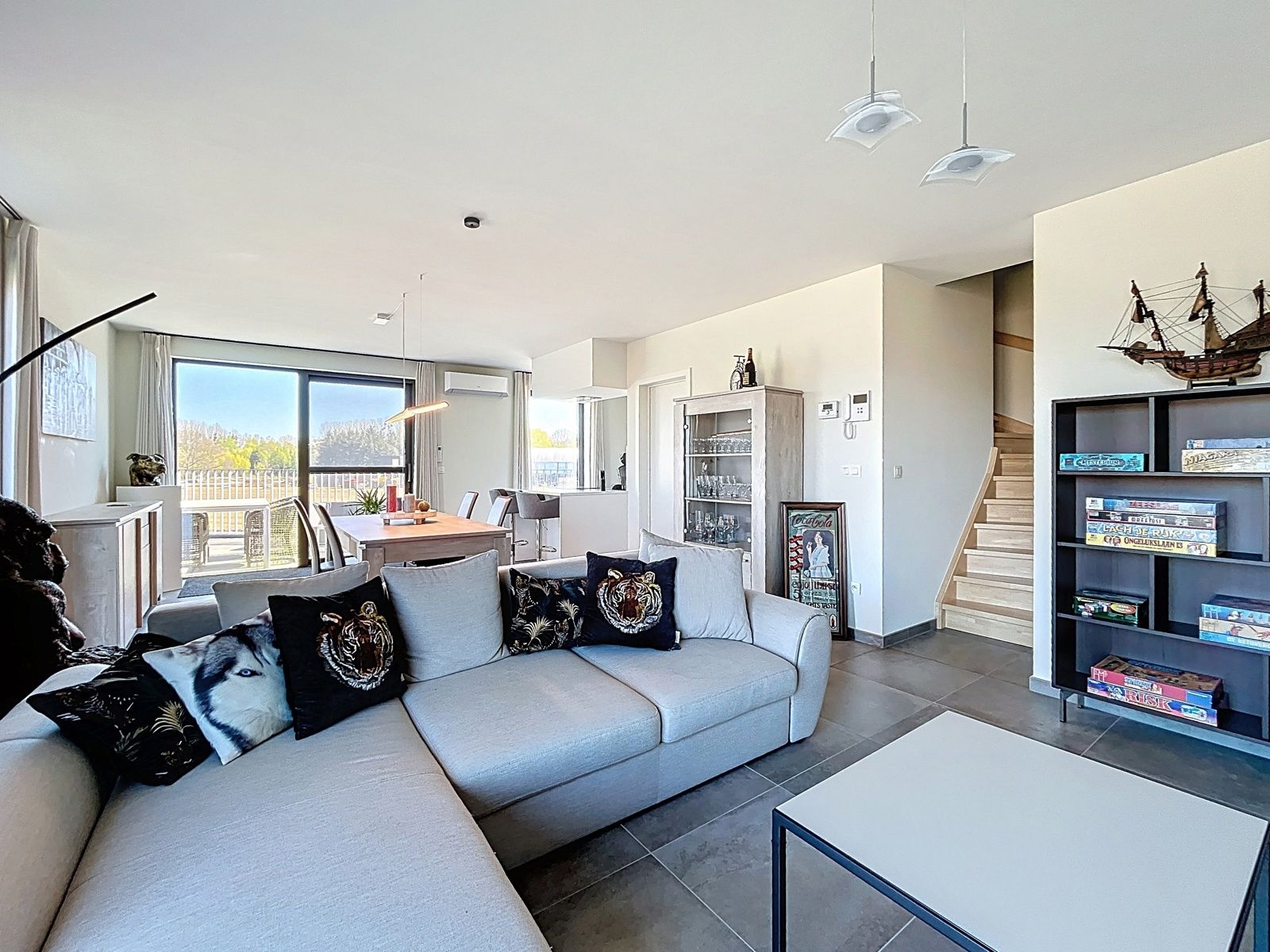 Instapklaar ruim app mét autostaanplaats en terras foto 4