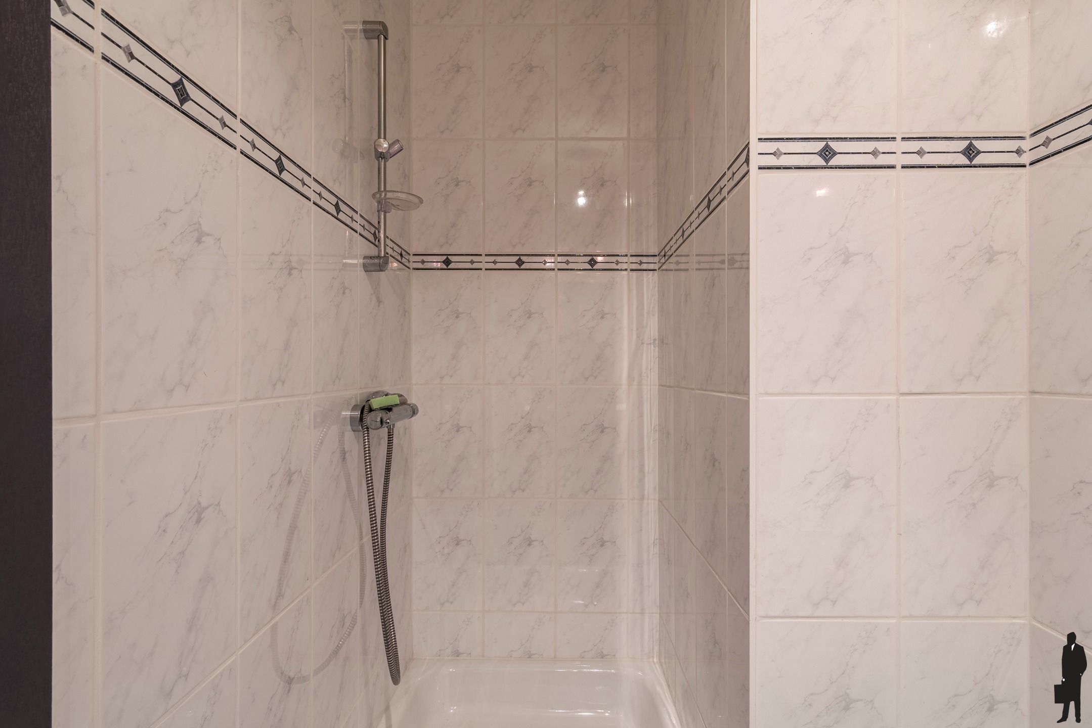 Welgelegen ruim GLVL app met 2 slpks, 2 badks, garage & tuin foto 16