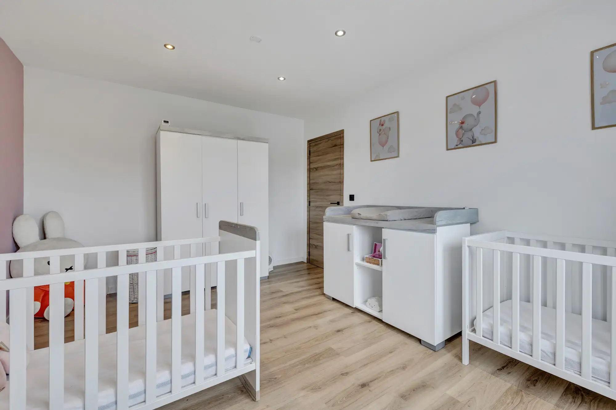 Ruime gerenoveerde gezinswoning met 4 slpks en garage foto 16