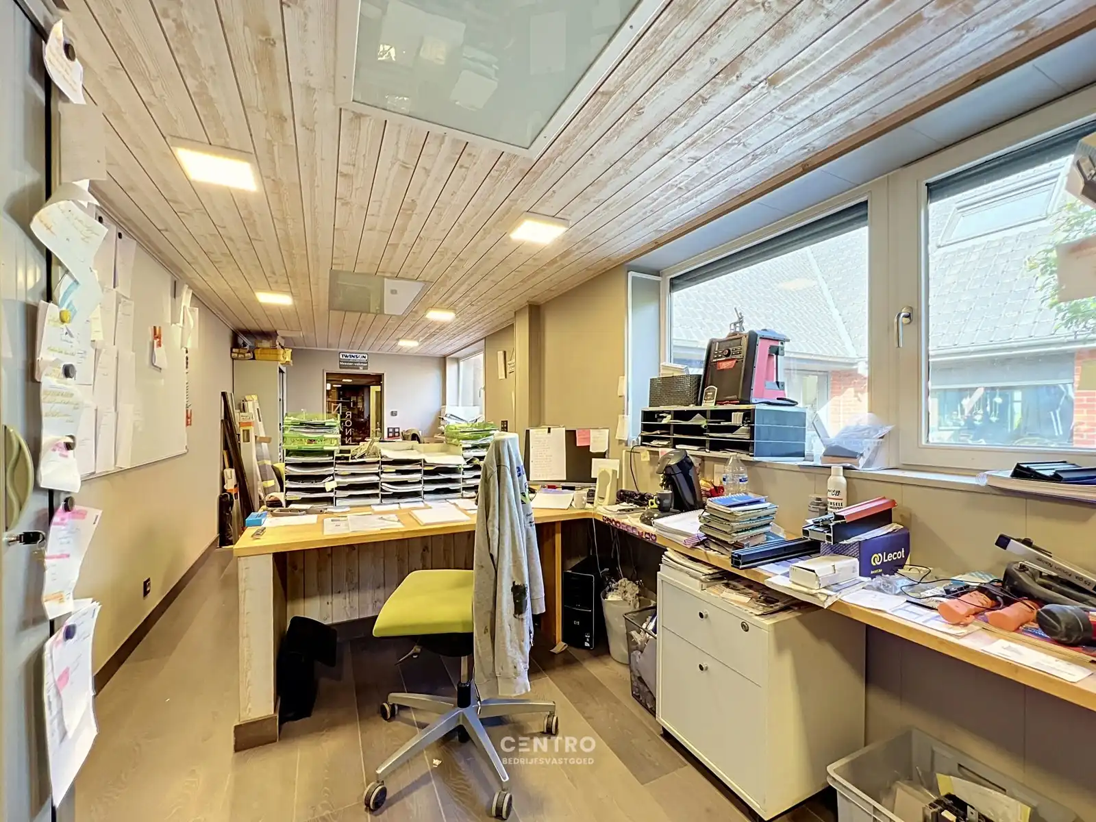 Veelzijdig bedrijfspand met ruim MAGAZIJN, TOONZAAL, KANTOREN EN COMFORTABELE WONING op 1.746 M²! foto 11