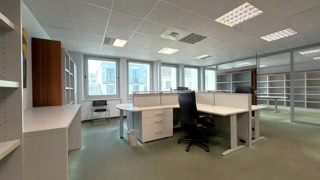 Ingedeelde kantoorruimte te huur nabij station Antwerpen-Centraal foto 6