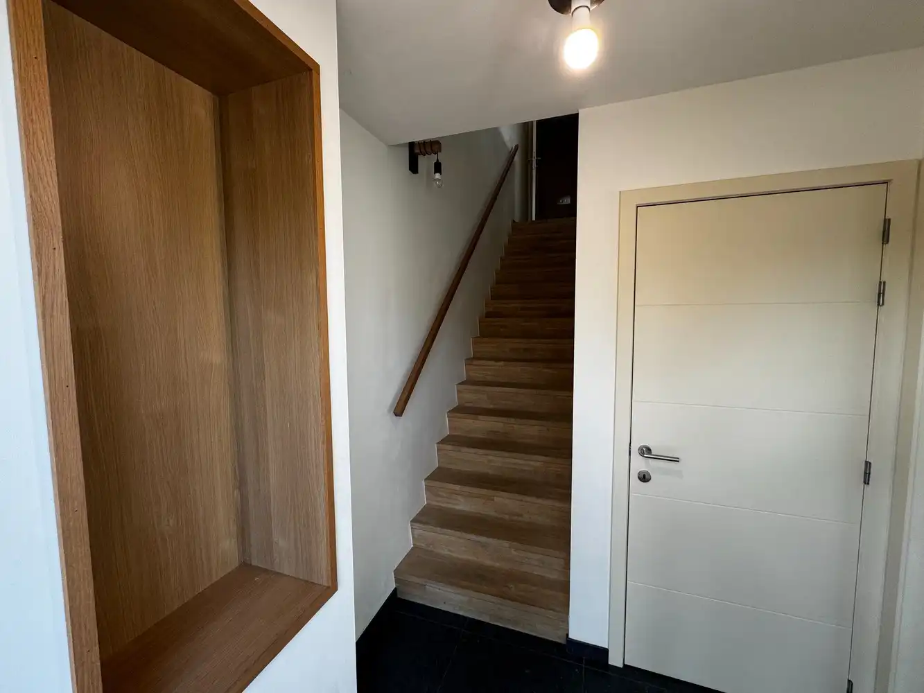 Architecturale woning met unieke split-level leefruimte in het groene Wiemesmeer foto 2