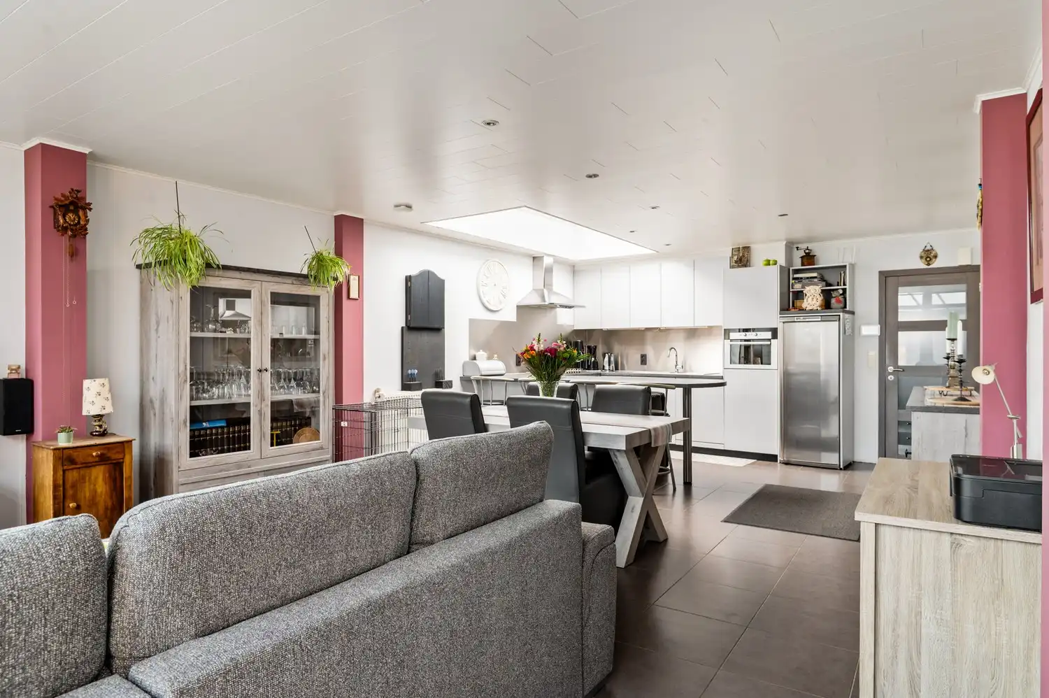 Ruime woning met 3 tot 4 slaapkamers en 3 autostaanplaatsen in een rustige straat foto 4