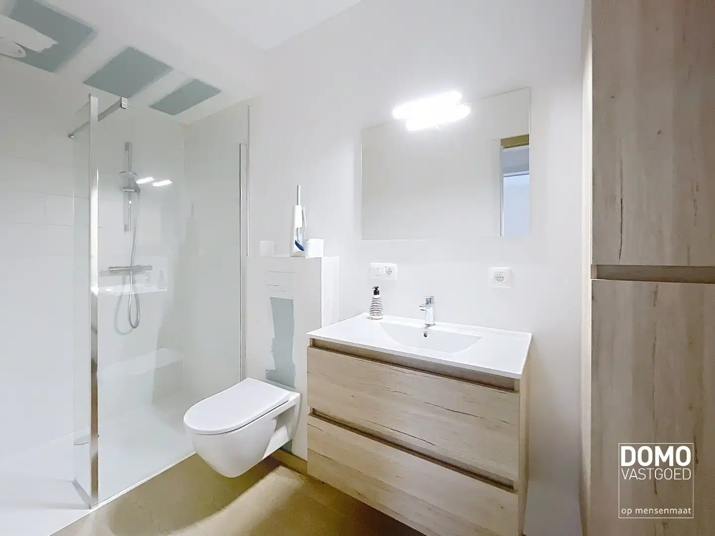 RUIM TWEE SLAAPKAMER APPARTEMENT MET TERRAS, LIFT EN AUTOSTANDPLAATS IN CENTRUM KERMT foto 8