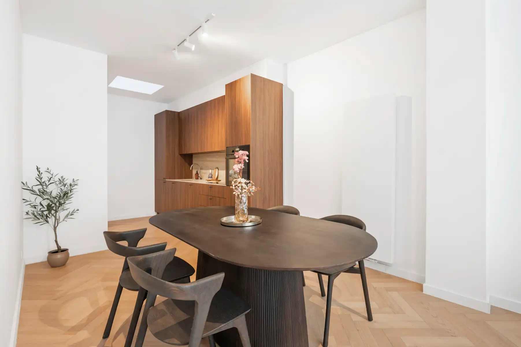 Gerenoveerd appartement met twee slaapkamers en terras foto 5