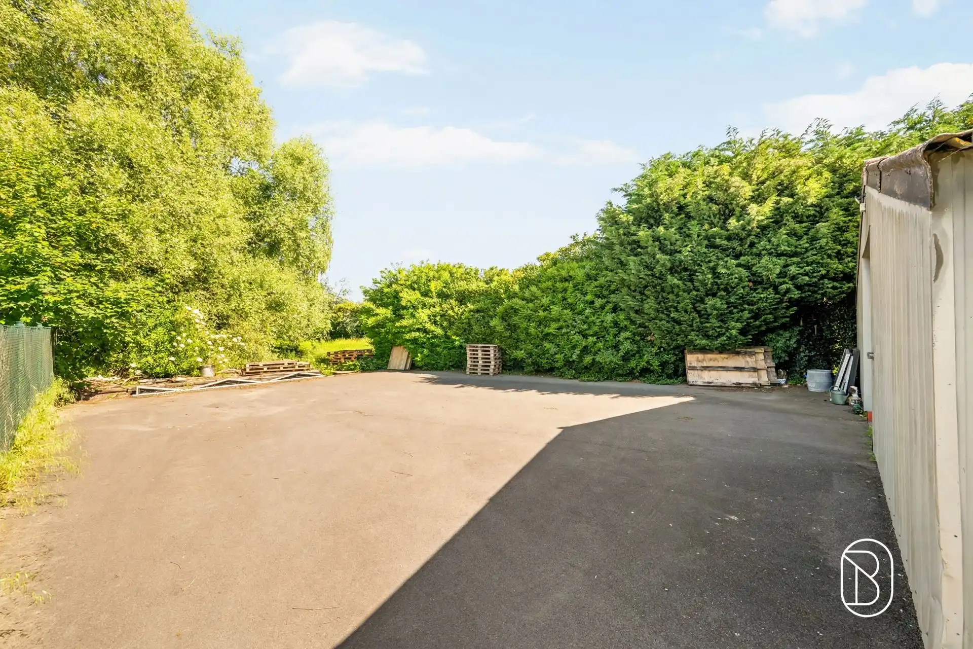 Instapklare gezinswoning met garage en oprit, en ruime loods foto 7