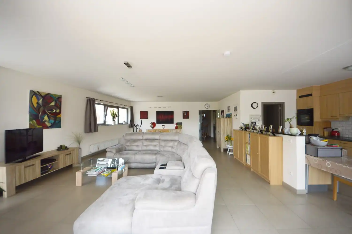 Lichtrijk en modern appartement met riant zonneterras, 2 ondergrondse staanplaatsen én kelder in hartje Ninove! foto 4