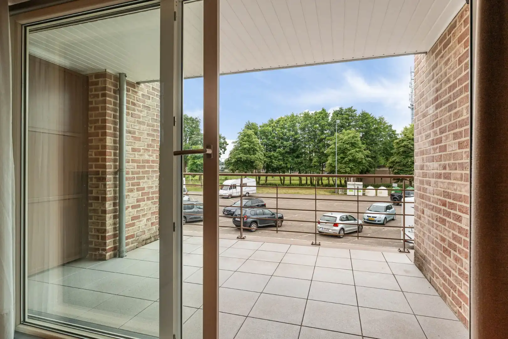 Stijlvol appartement voorzien van 2 slaapkamers, 2 terrassen en een autostandplaats op een rustige locatie in het centrum van Neeroeteren!  foto 29