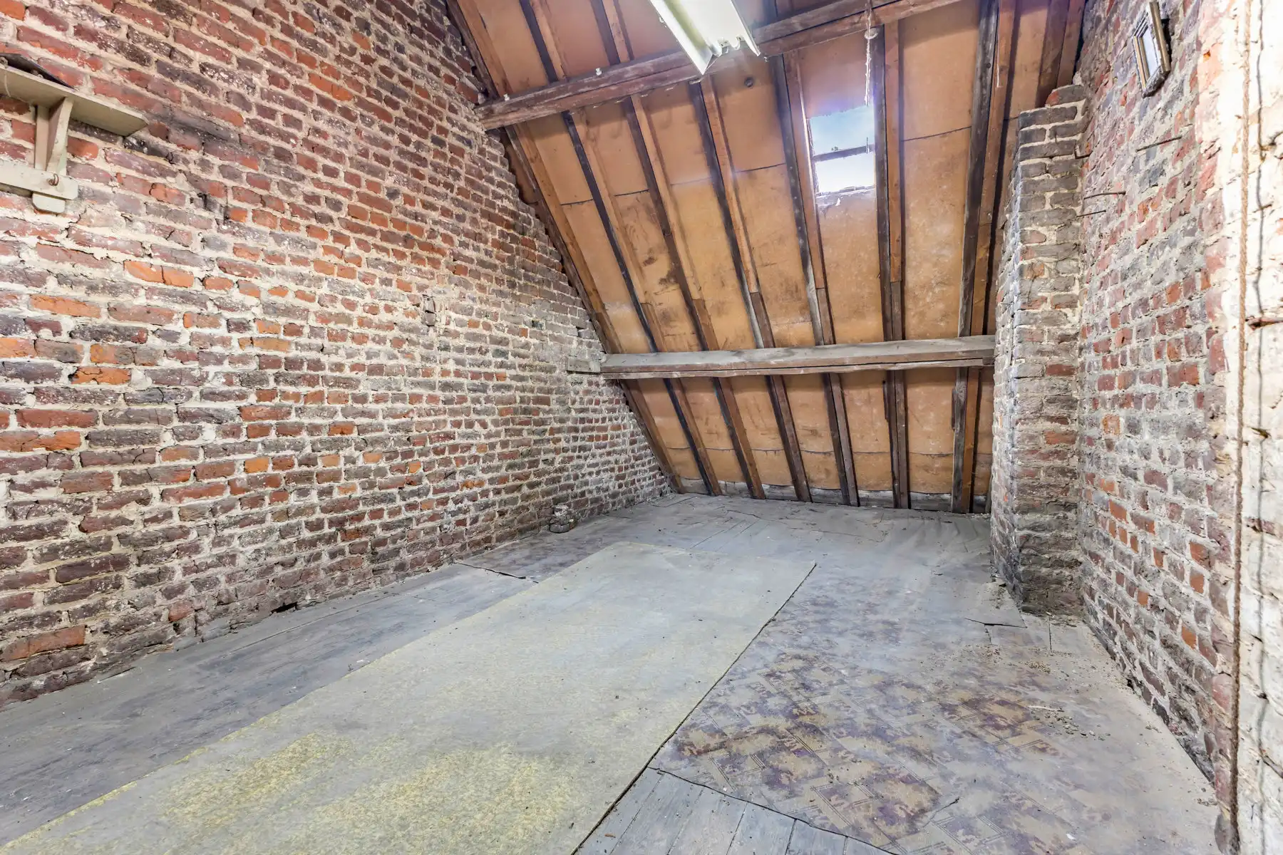 Te renoveren woning met 2 slaapkamers, zolder en tuin foto 19