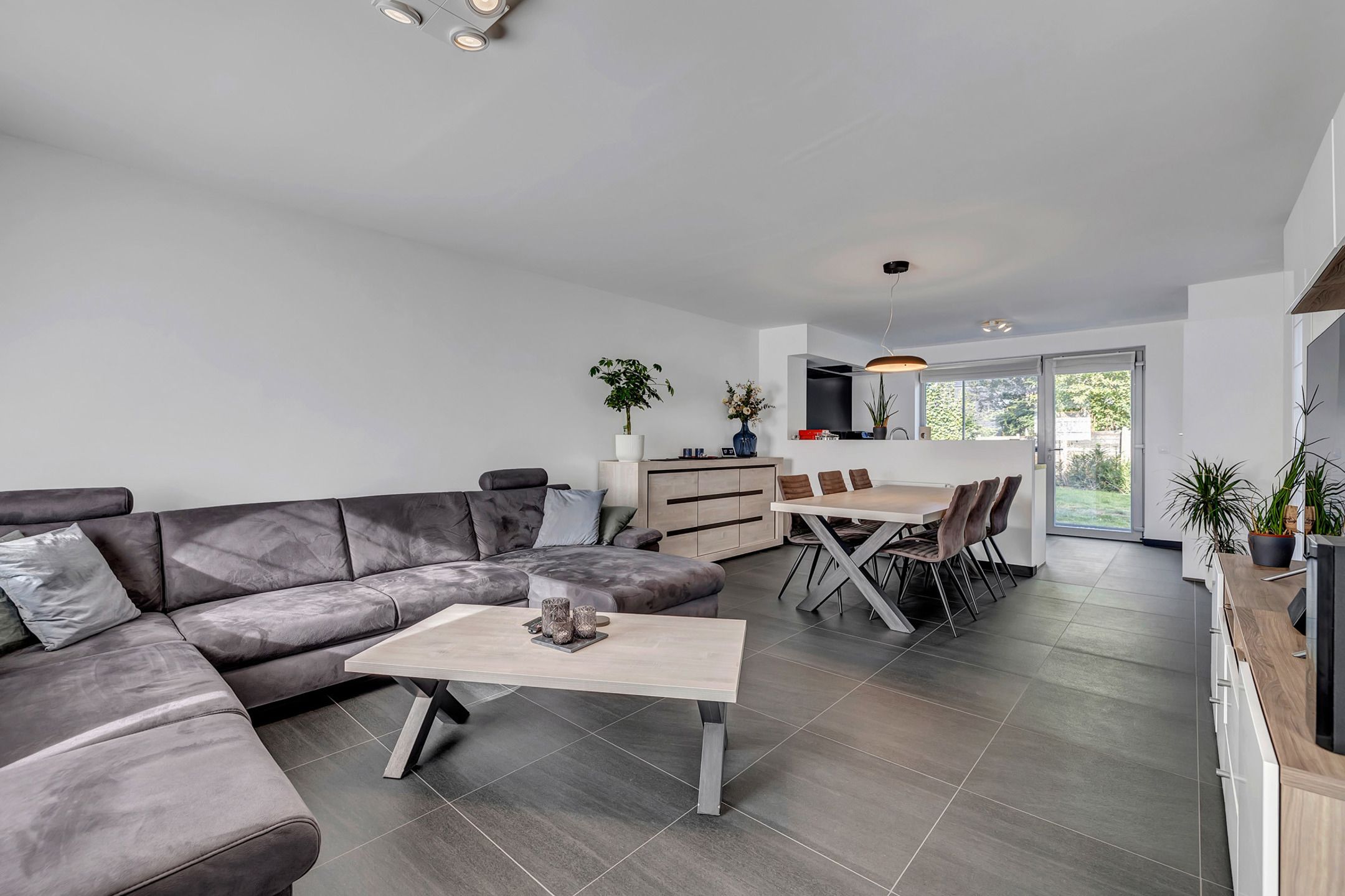 Recente woning op rustige locatie foto 3