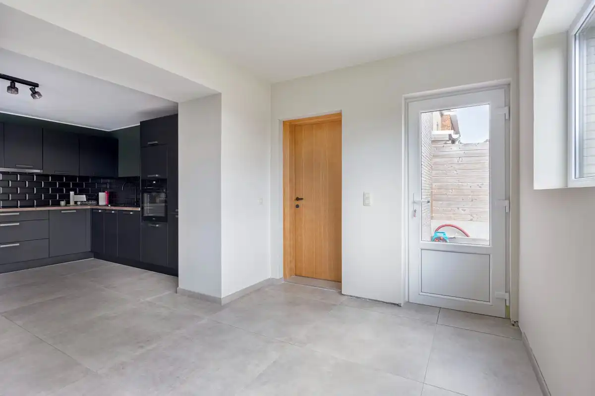 Halfopen bebouwing met 3 slaapkamers, tuin en garage foto 19