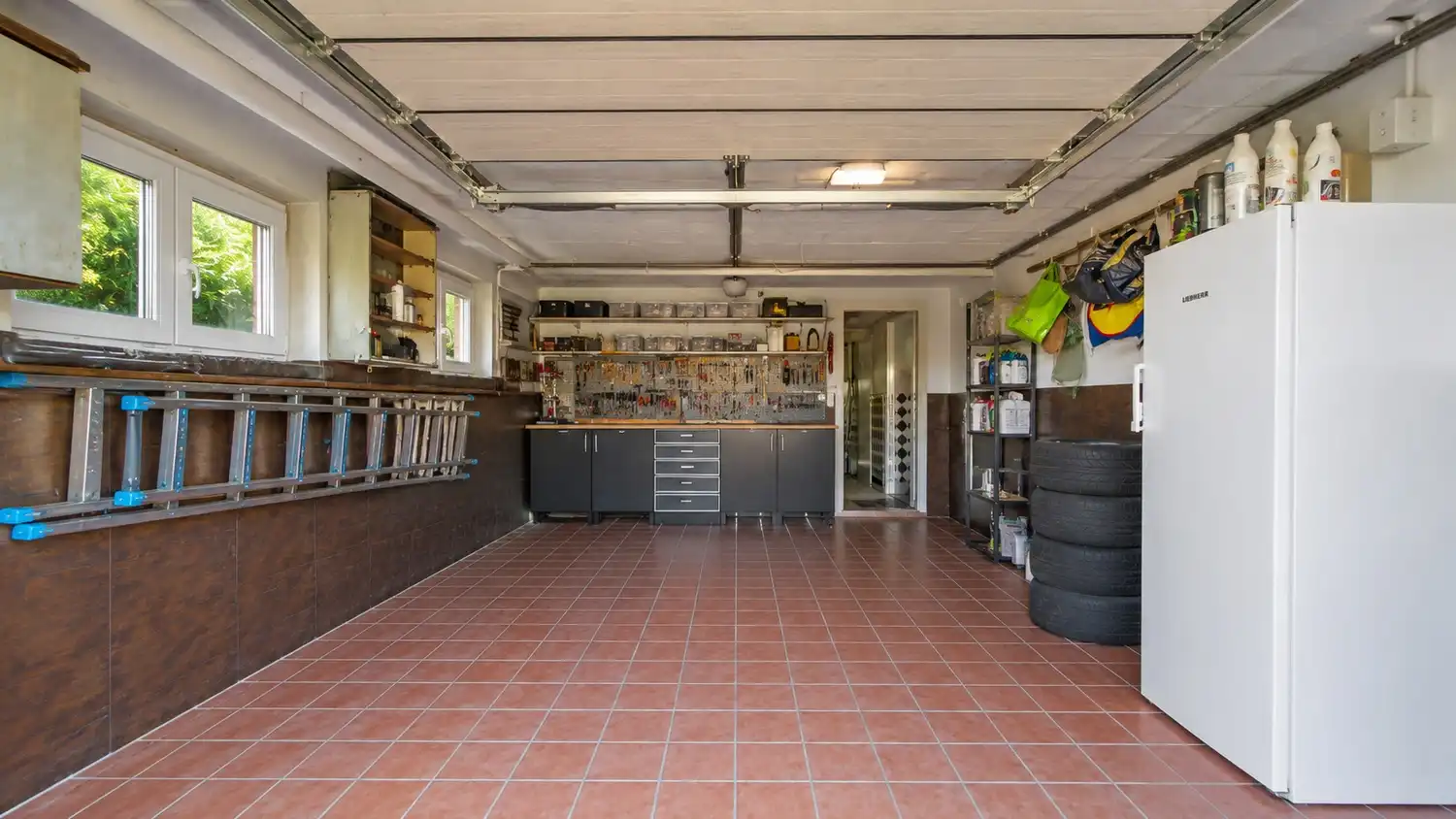 Charmante open bebouwing met veranda, garage en ruime tuin op 860 m² foto 15