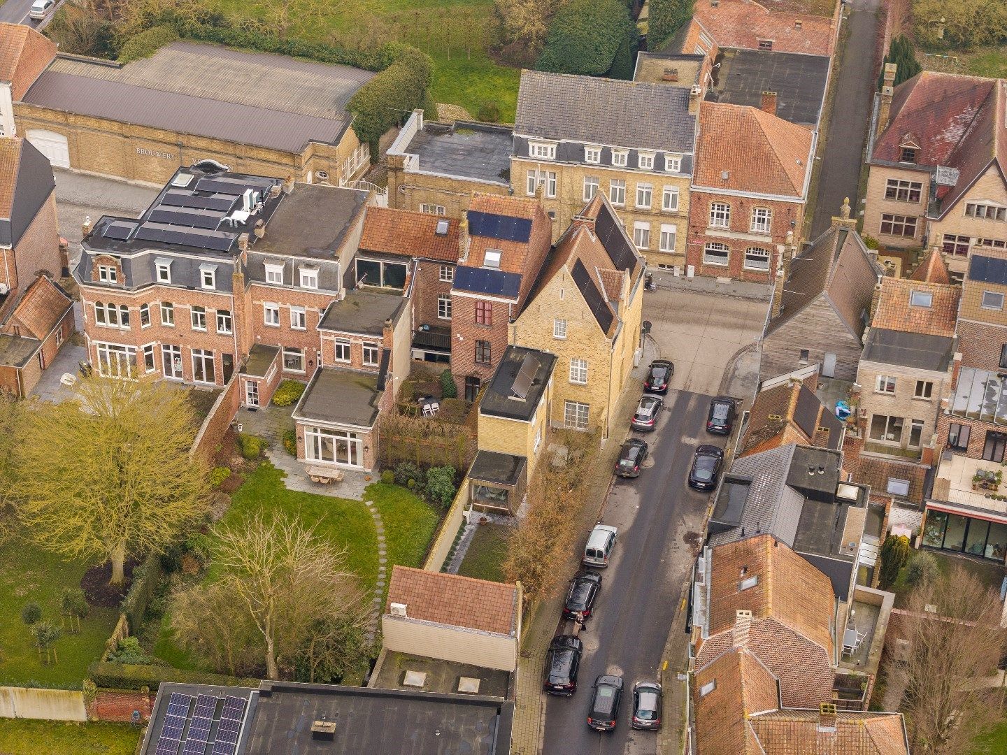 Authentieke volledig gerenoveerde herenwoning met zuidwest gerichte tuin en garage in het hartje van Ieper. foto 41