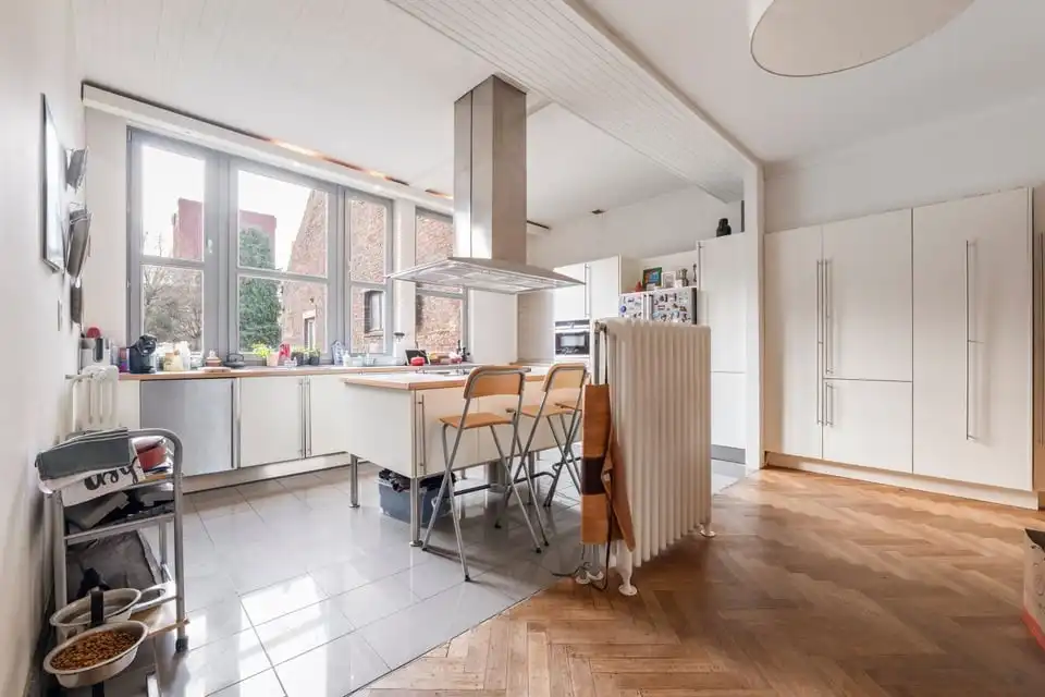 ICONISCH HANDELSPAND MET LUXUEUZE WOONST OP DE GROTE MARKT VAN SINT-TRUIDEN foto 7