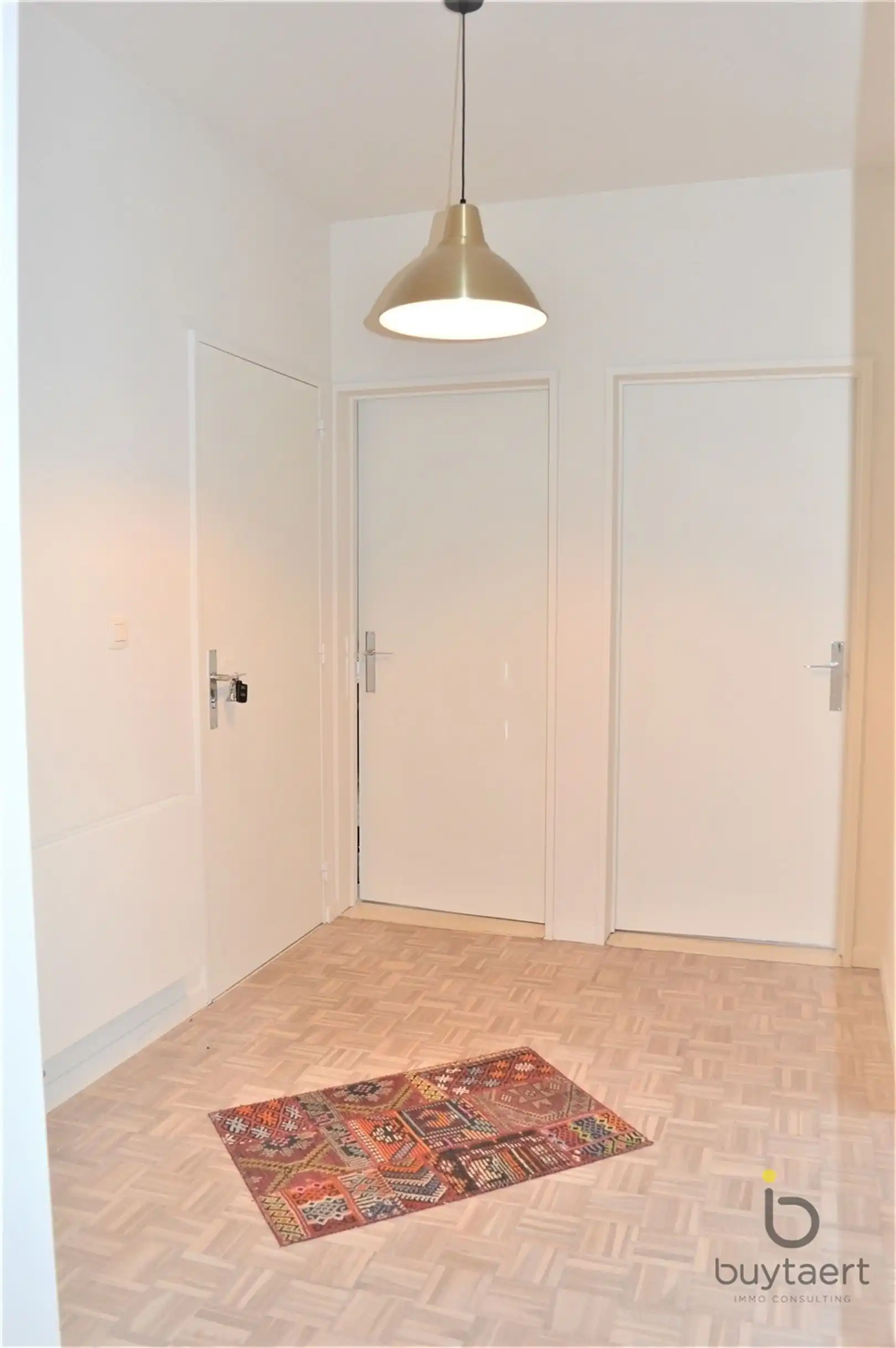 Instapklaar drie slaapkamer appartement met terras in een rustige wijk dicht bij invalswegen. foto 7