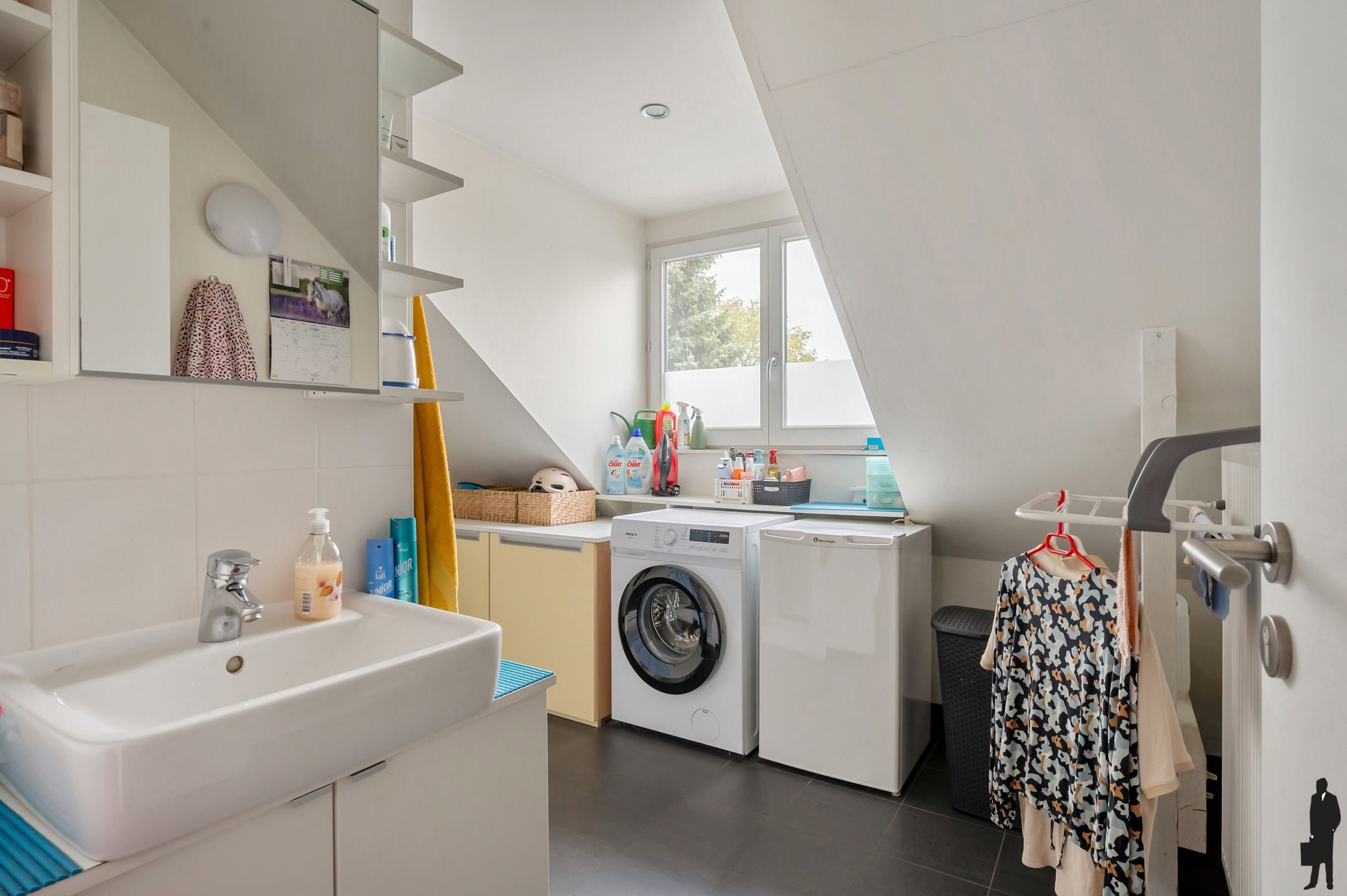 Polyvalent gebouw met 60 parkeerplaatsen en appartement! foto 20