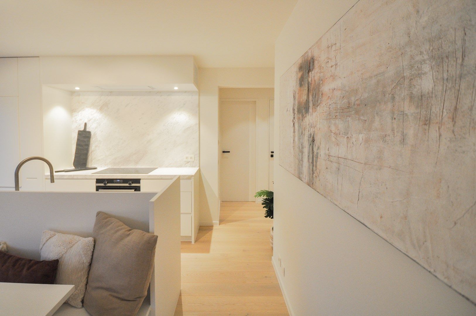 Volledig gerenoveerd hoek-appartement gelegen op enkele stappen van de zee. foto 5