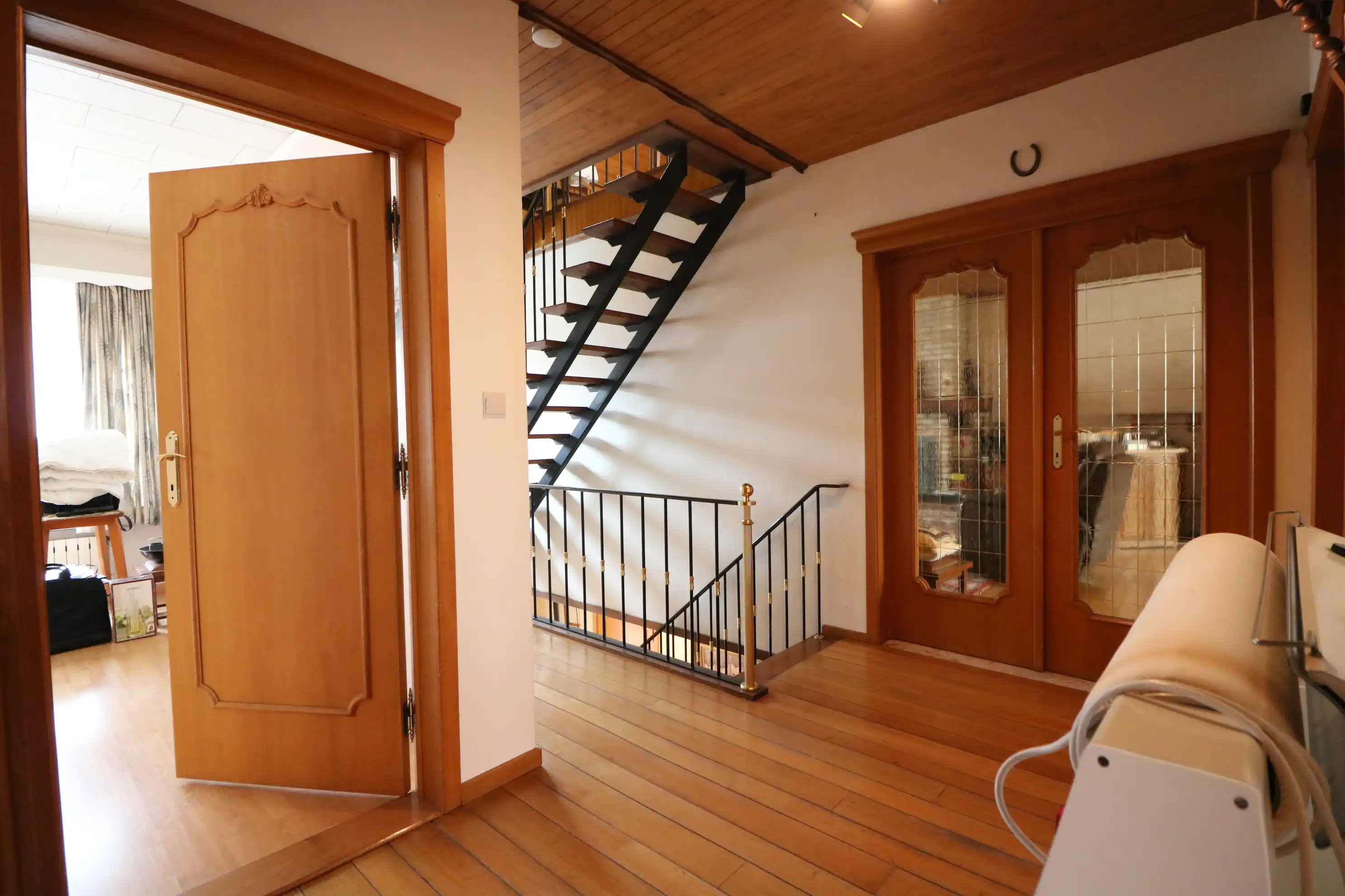  Zeer ruime woning met 5 slaapkamers, garages (8 wagens) en werkplaats. foto 8