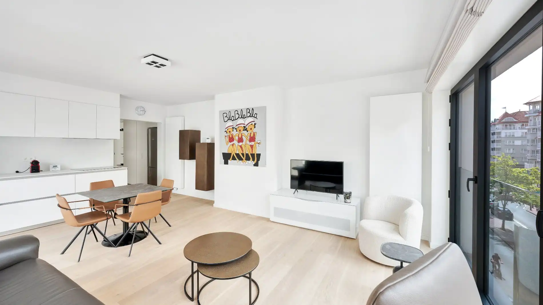 Mooi gerenoveerd, zuidwest georiënteerd HOEKappartement centraal gelegen op de Lippenslaan te Knokke. foto 10