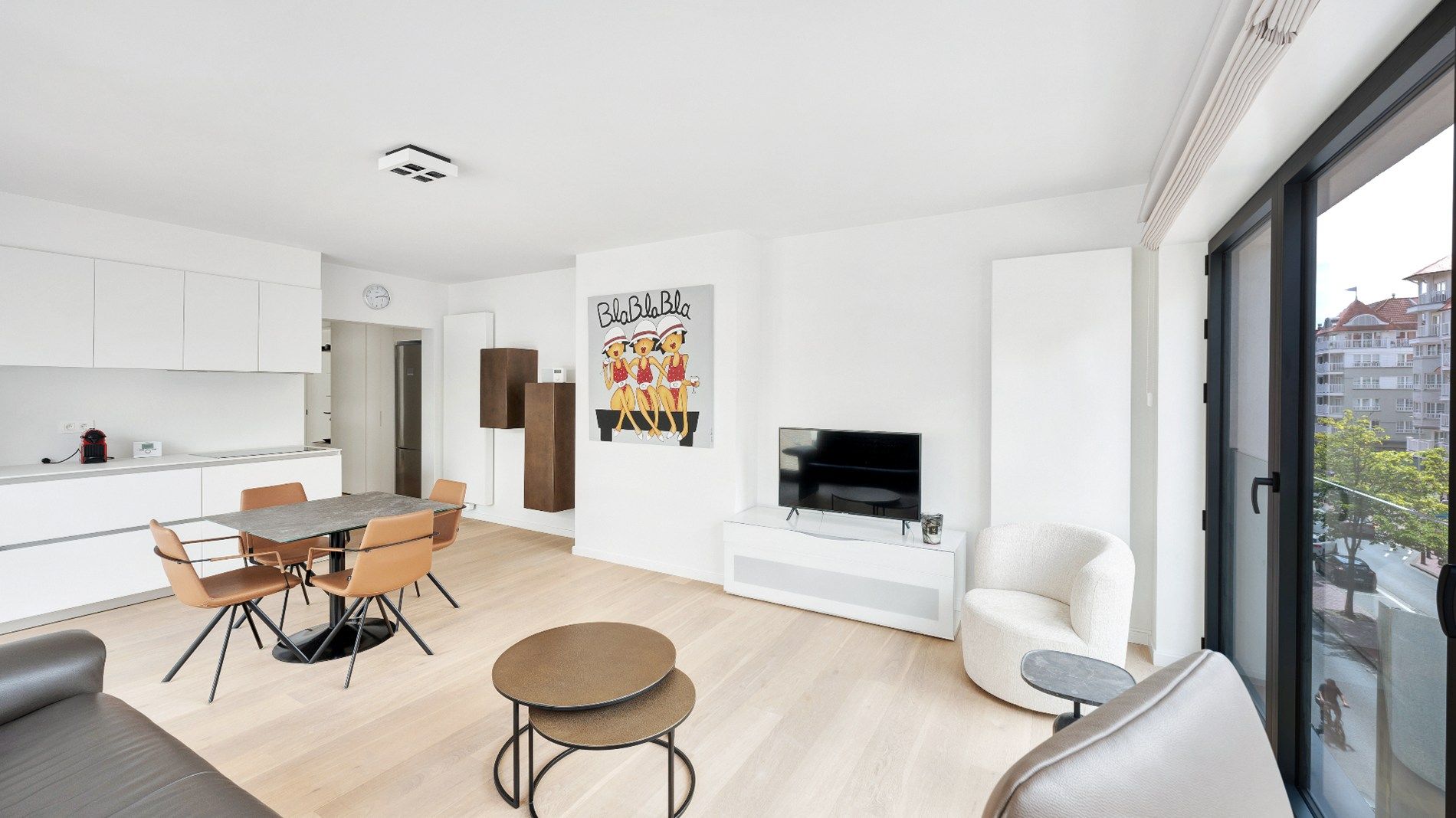 Mooi gerenoveerd, zuidwest georiënteerd HOEKappartement centraal gelegen op de Lippenslaan te Knokke. foto 10