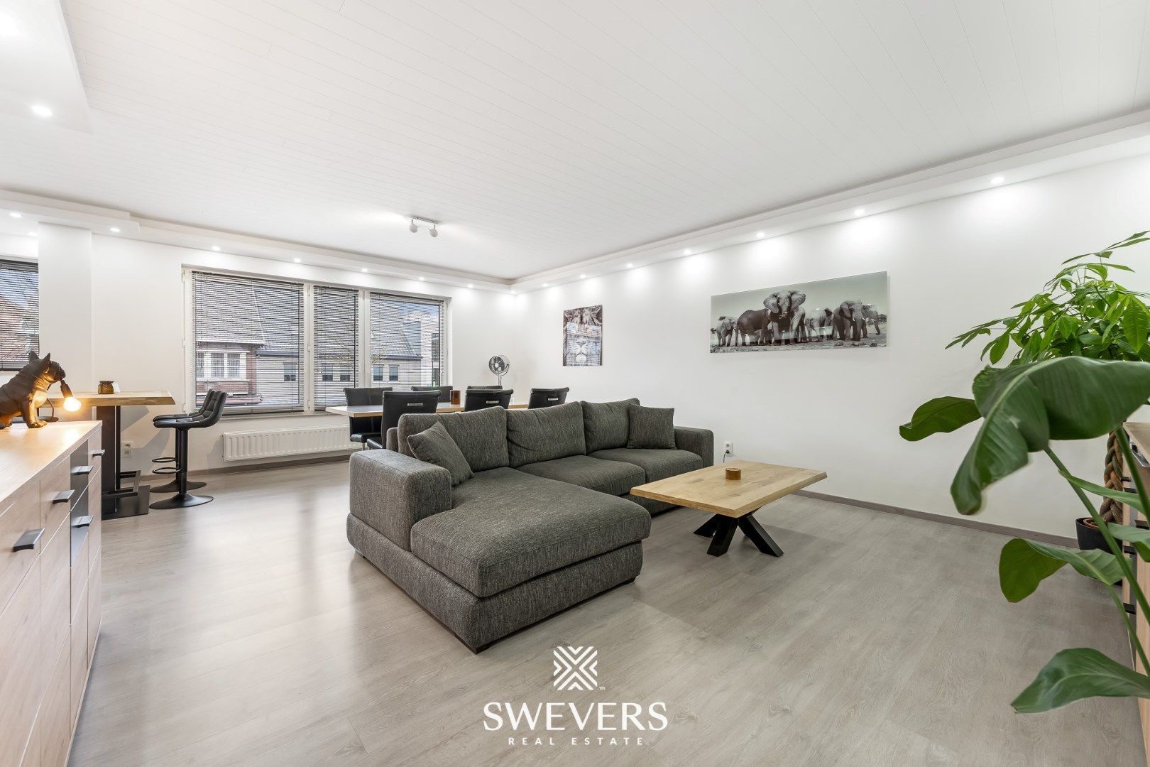 Volledig gerenoveerd appartement van 102 m² met ruim terras en garagebox foto 2