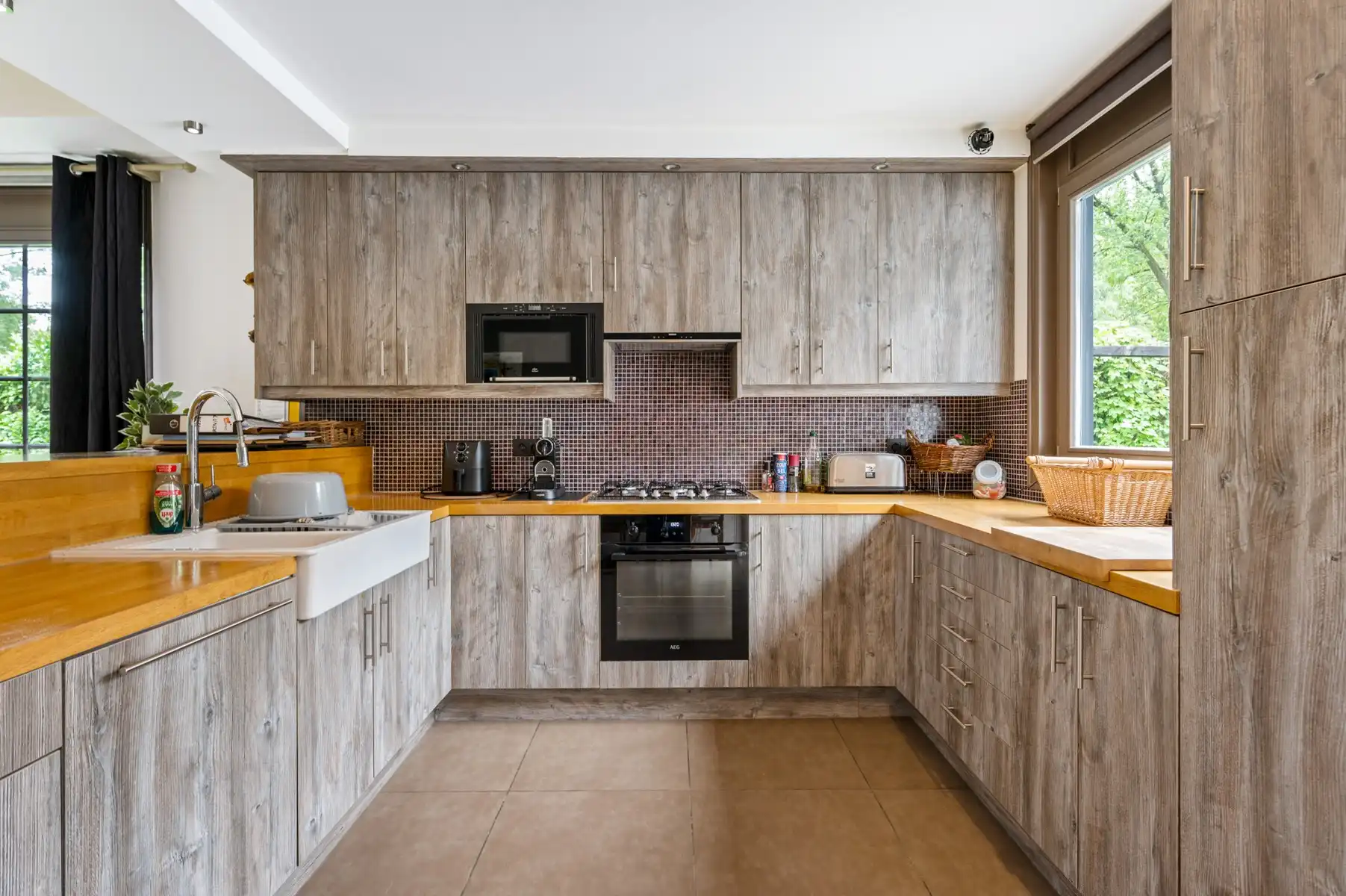 Lichtrijke laagbouwwoning met zwembad en werkplaats foto 13