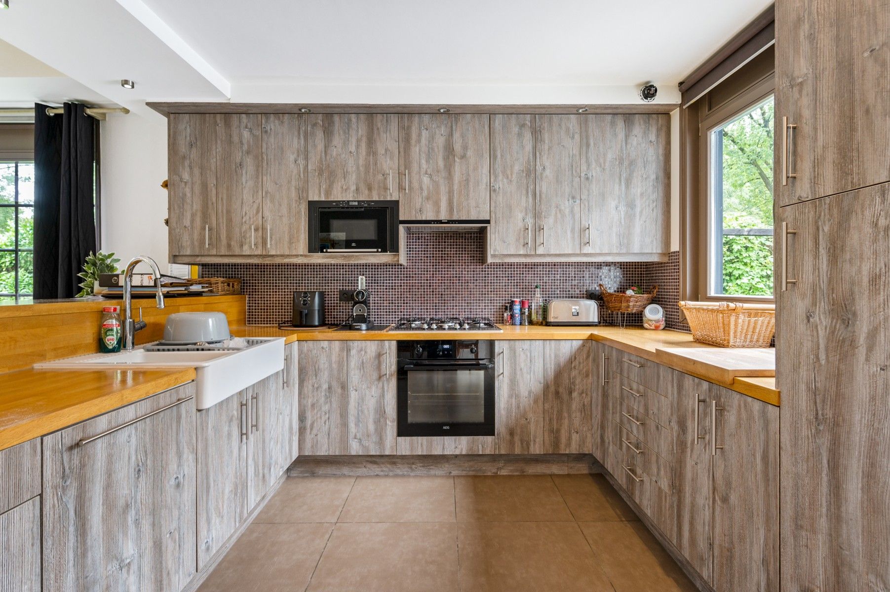 Lichtrijke laagbouwwoning met zwembad en werkplaats foto 14