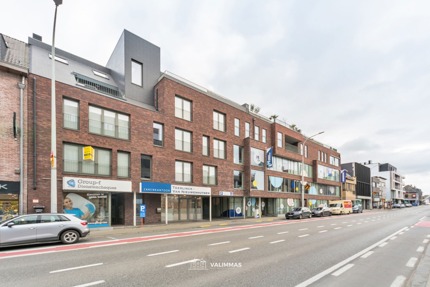 Luxueus ingericht appartement met terras en autostandplaats foto {{pictureIndex}}