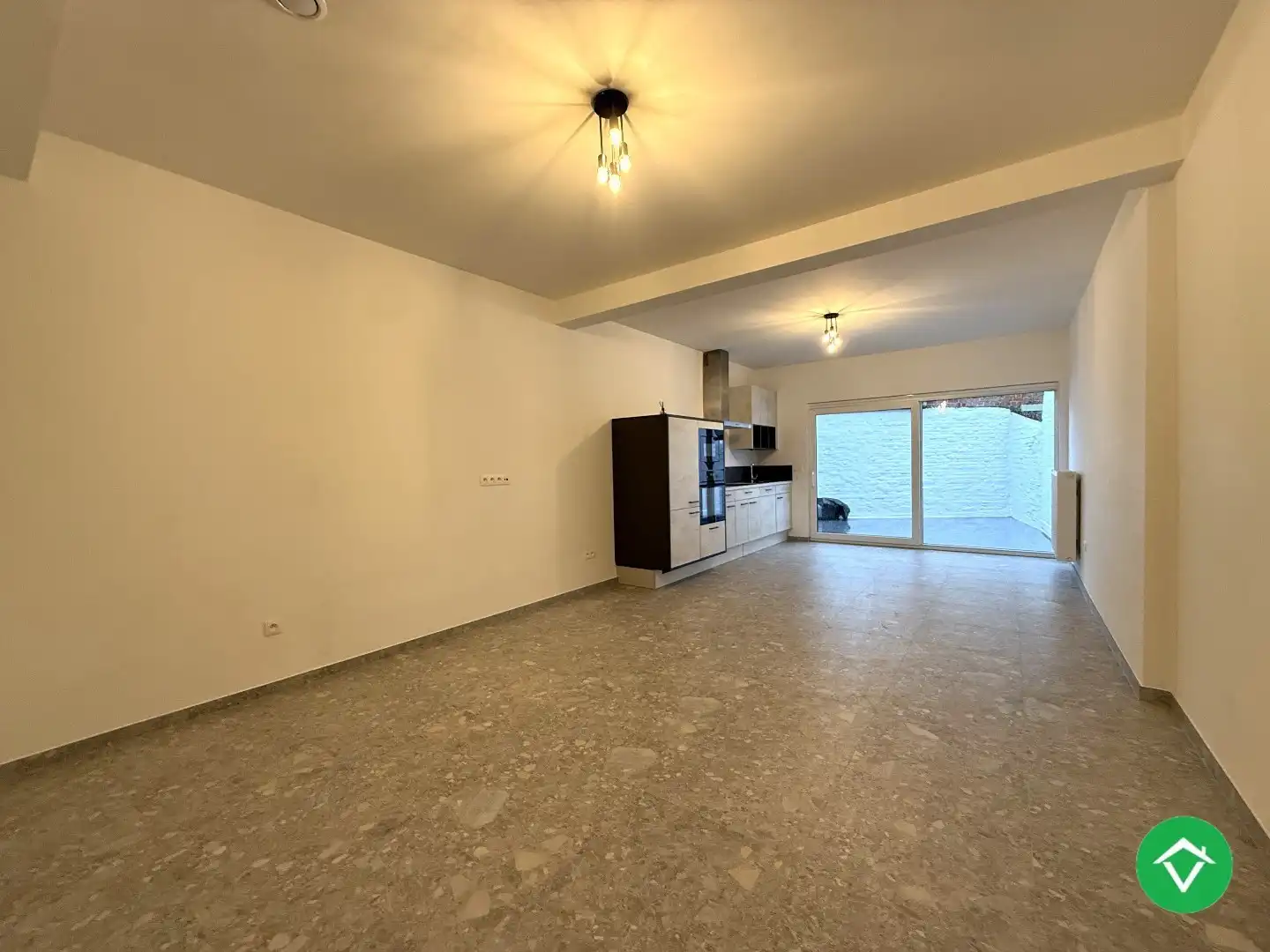 Volledig gerenoveerde rijwoning met 3 slaapkamers en terrastuin in centrum Roeselare foto {{pictureIndex}}