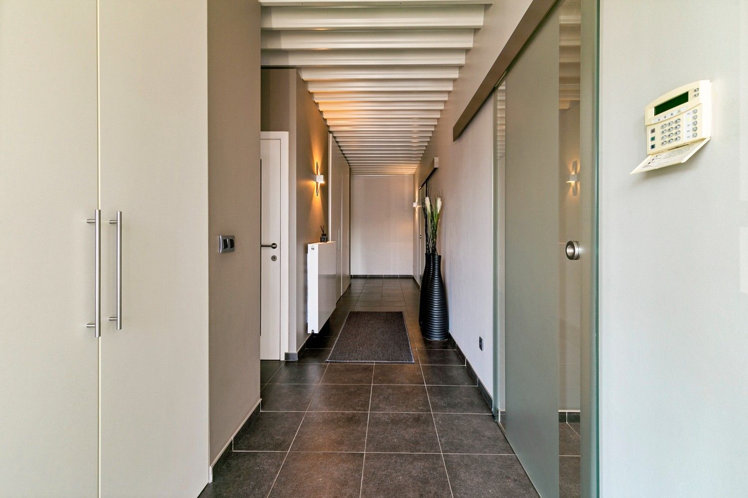 Handelsruimte met luxe duplex-appartement en verhuurde loodsen op het industrieterrein in Lanaken foto 21