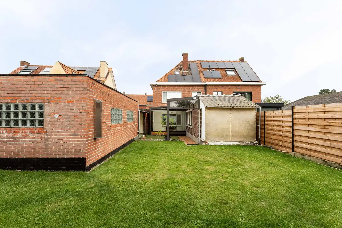 Welkom in deze toffe ruime gezinswoning op een toplocatie in Zwevegem!  foto 24