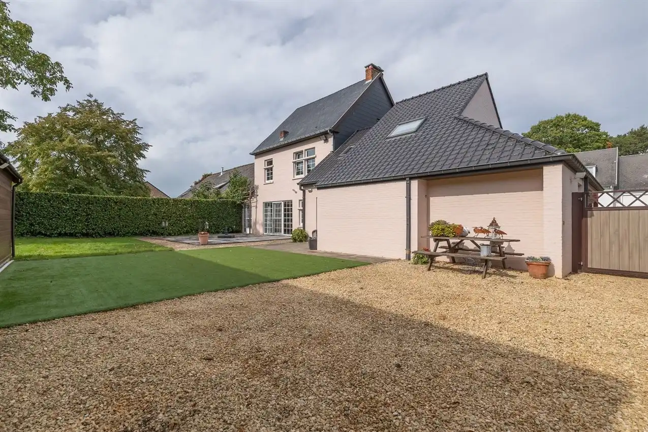 Karaktervolle en instapklare woning met zonnige tuin nabij het Gras- en Crauwelsbos foto 4