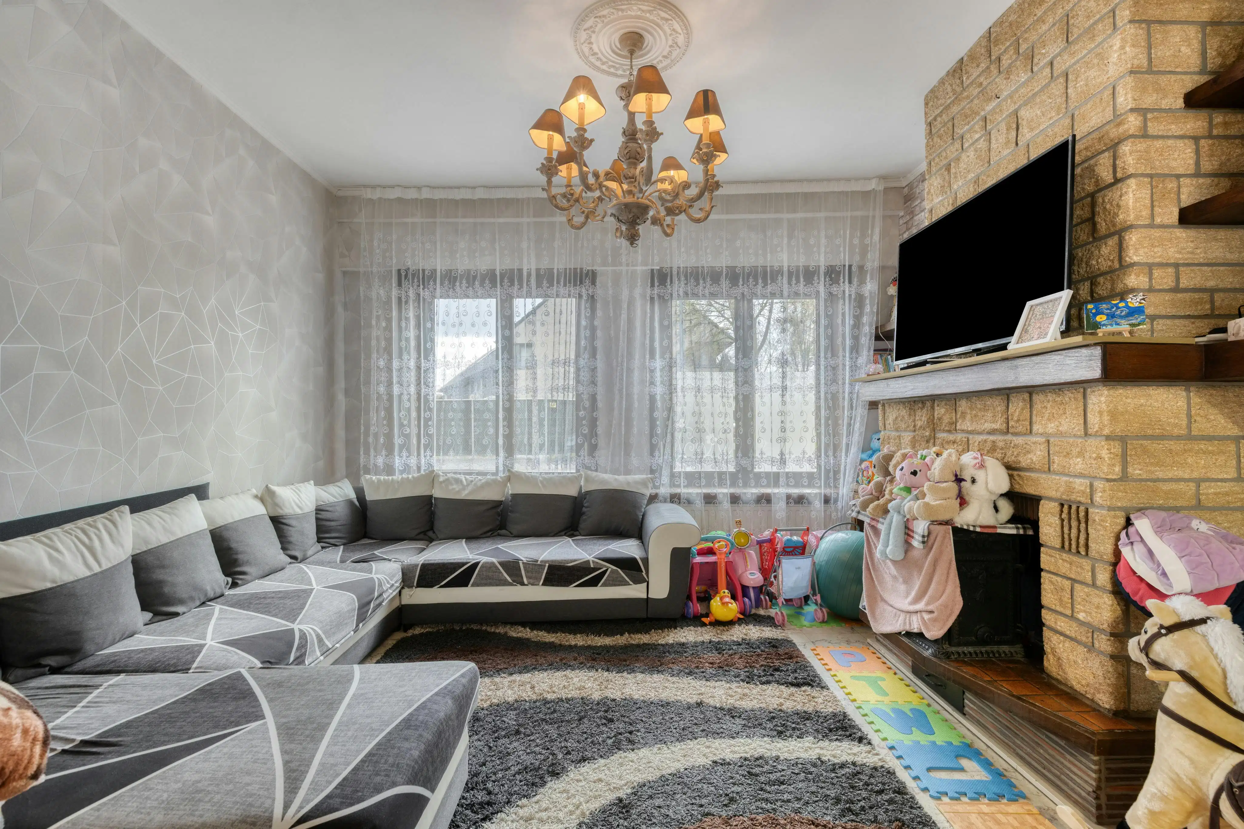 Ruime rijwoning met tuin en garage nabij centrum Izegem. foto 4