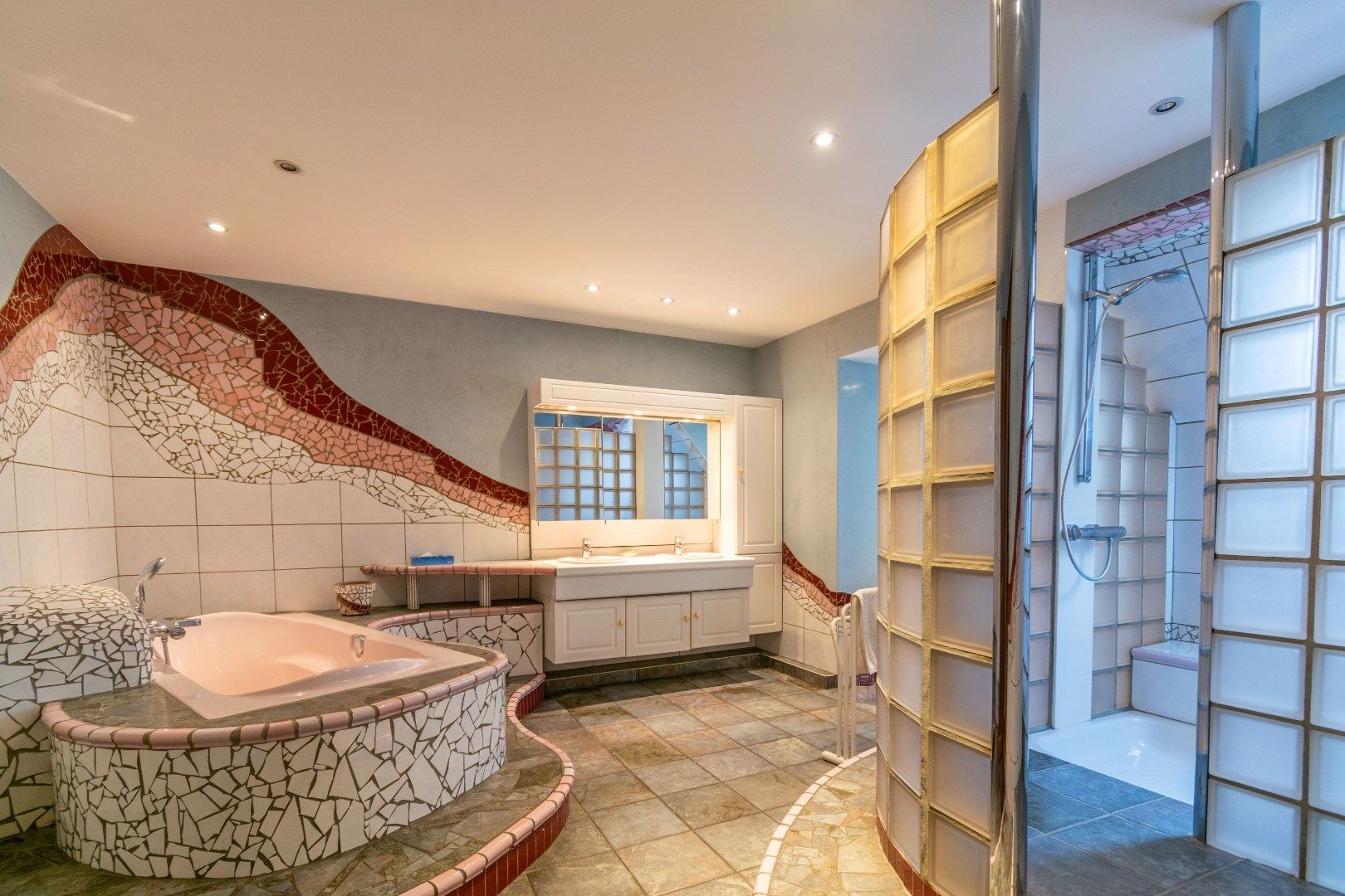 Goed gelegen ruime villa (+-400m²) met 6 slaapkamers  foto 10