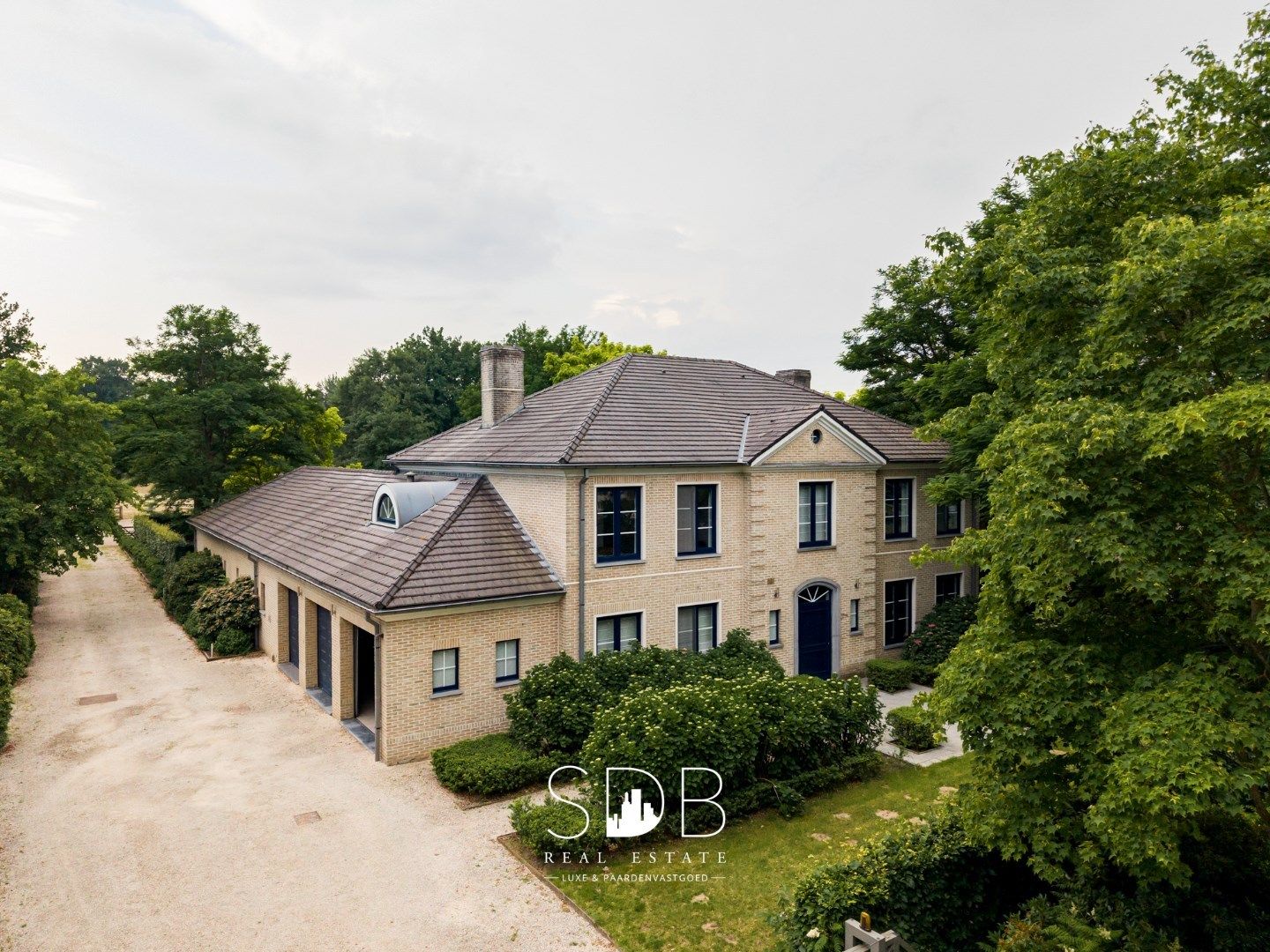 Prachtig landhuis met paardenfaciliteiten op 15.804m² foto 2