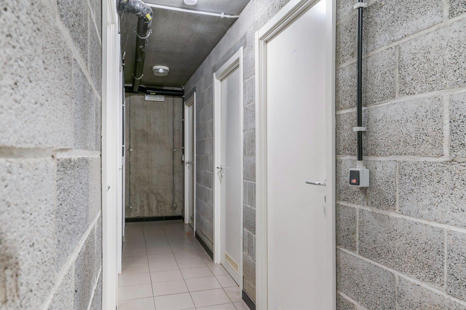 Instapklaar appartement met balkon gelegen in het woonerf 'Hof ter Bloemmolens' - achteraan zicht op de Handzamevaart foto 10