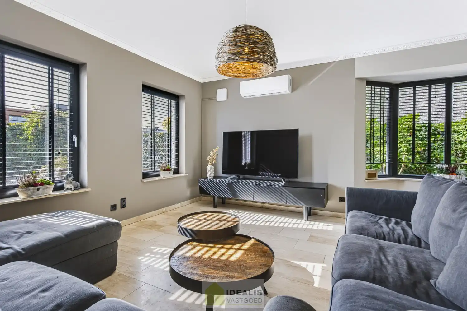 IDEALIS VASTGOED – EEN AANGENAME VRIJSTAANDE WONING MET EEN NIEUWE KEUKEN EN BADKAMER, EEN HEERLIJK RUIME WOONKAMER MET SPEKSTEENKACHEL, EEN EXTRA RUIME VERANDA (VOLLEDIG AF TE SLUITEN MET GLAZEN PUIEN), 3 SLAAPKAMERS, EEN EXTRA MULTIFUNCTIONELE RUIMTE (INGERICHT ALS KANTOOR MET APARTE INGANG) OP EEN RIANT PERCEEL VAN 14A 51CA, VOLLEDIG OMHEIND, VOORZIEN VAN VOLDOENDE PARKEERRUIMTE EN EEN PRACHTIGE CARPORT VOOR 2 WAGENS! foto 9