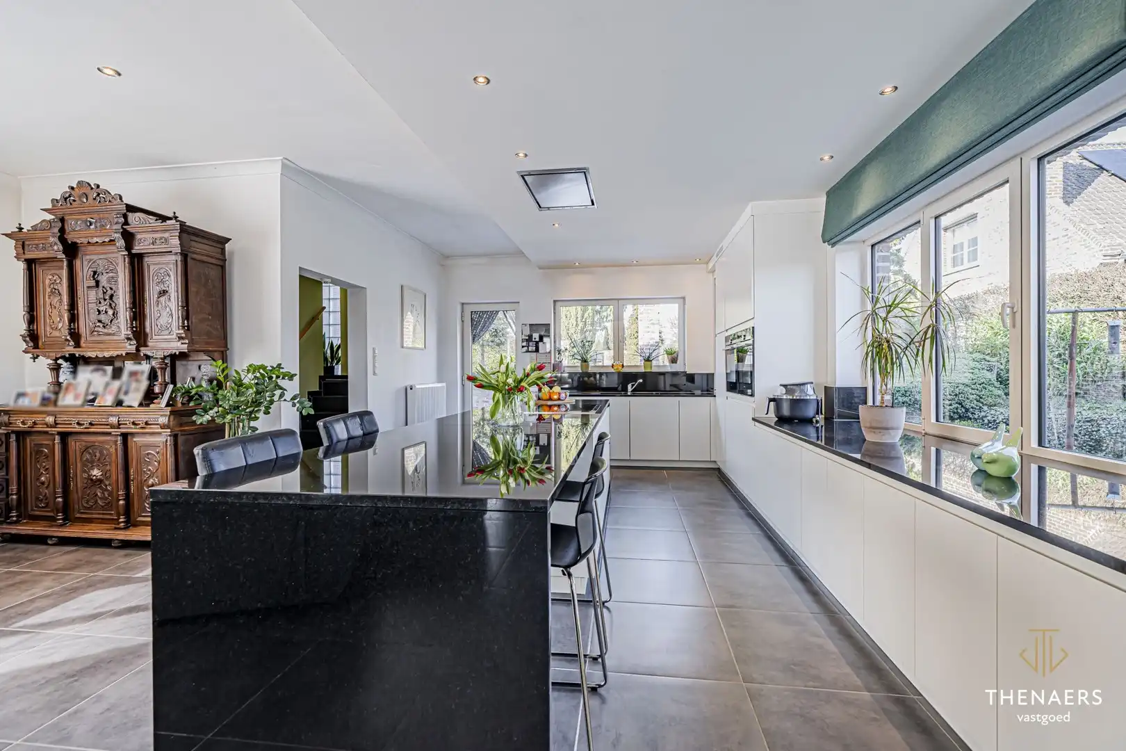 Karaktervolle en uitzonderlijk ruime woning met 5 slpks op&nbsp;een perceel van 36a 60ca. foto 12