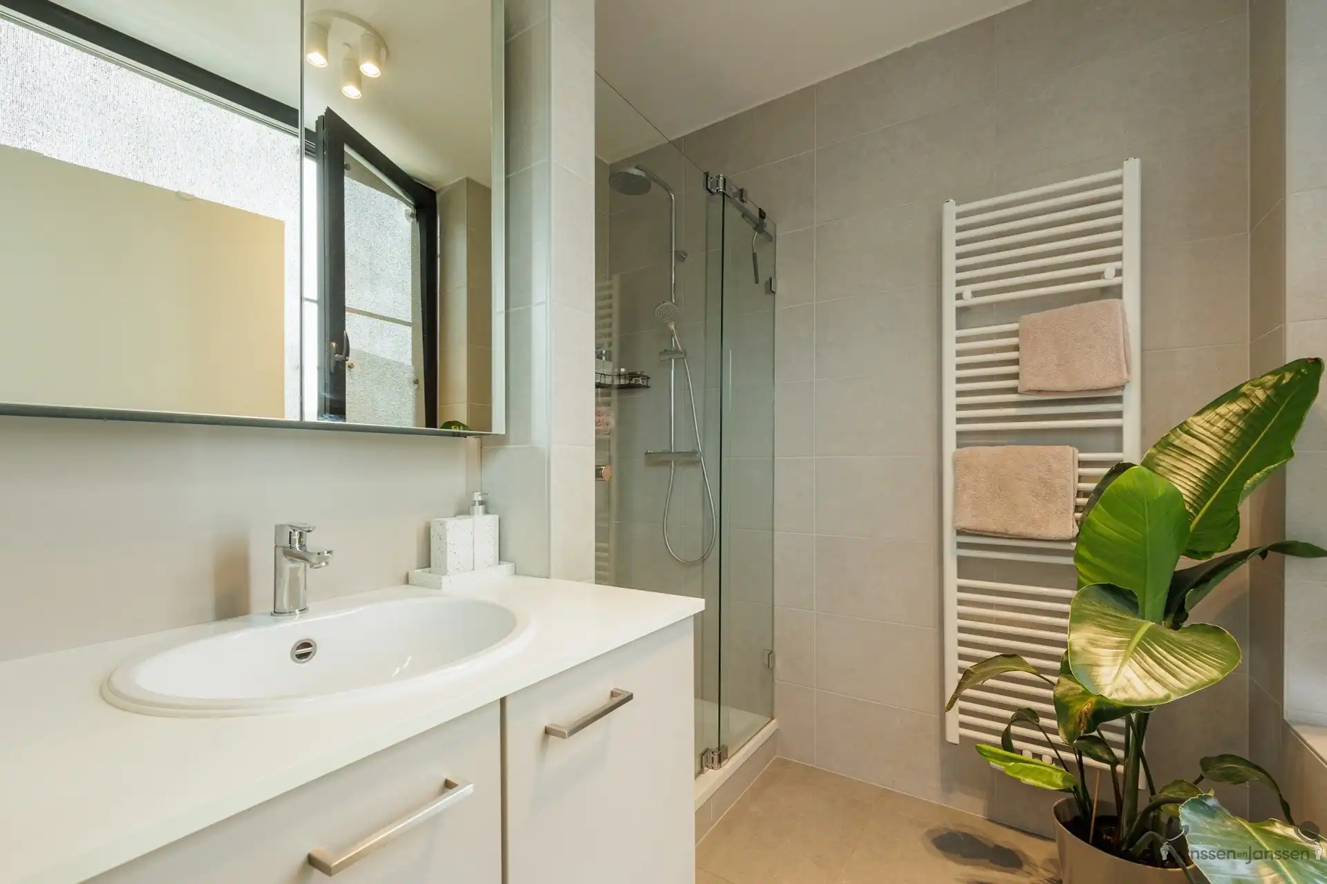 Mooi appartement met schitterend uitzicht en groot terras en parkeerplaats foto 10