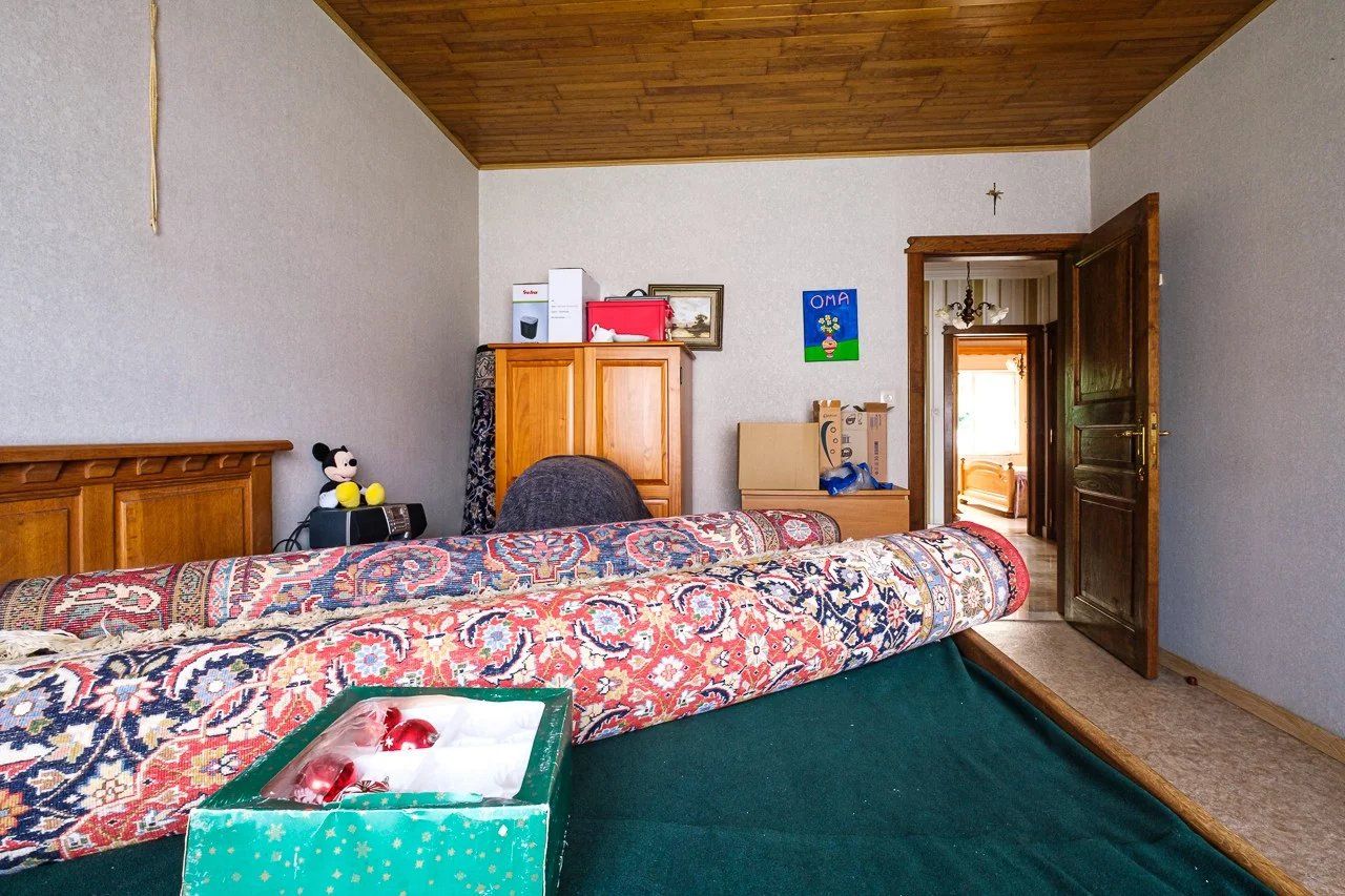 Ruime, op te knappen villa met handelsruimte foto 17