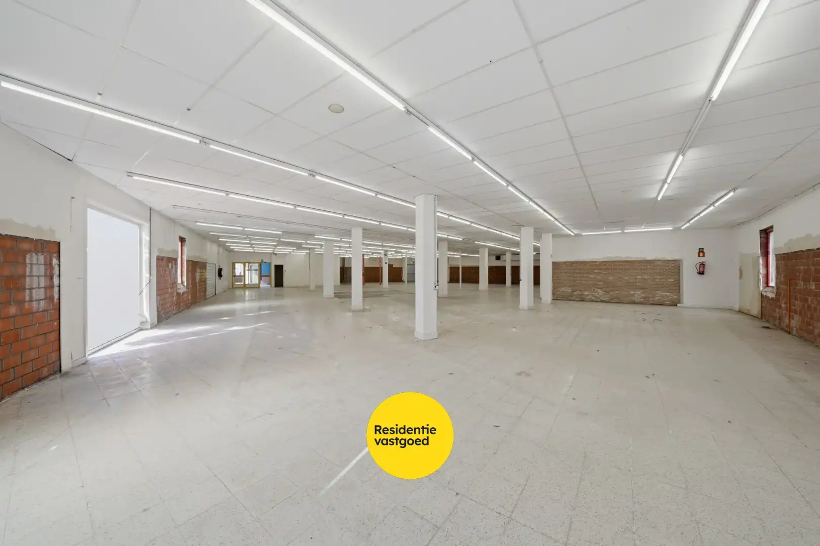 Te koop: Ruim handelspand met uitstekende visibiliteit in het centrum van Torhout foto 10