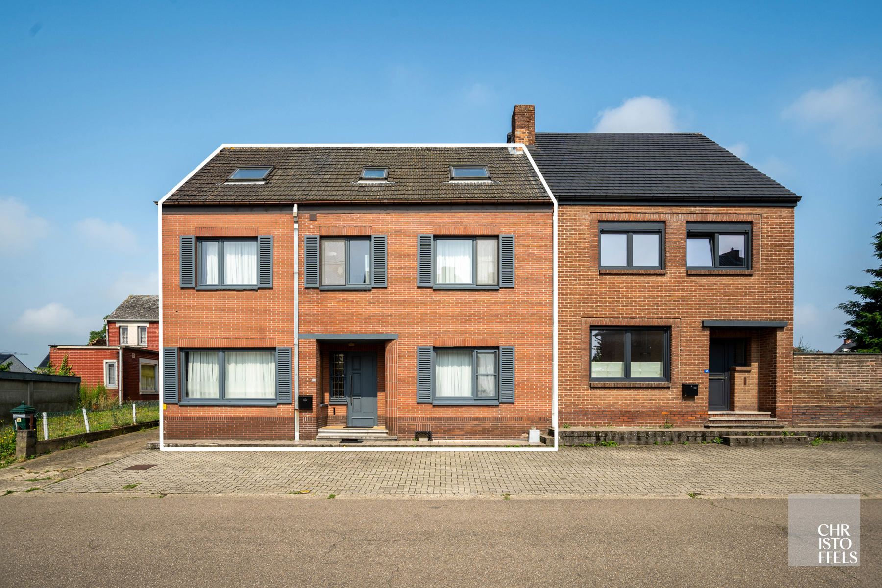 Verrassend ruime gezinswoning (317m²) met 7 slaapkamers in Lanaken! foto 1